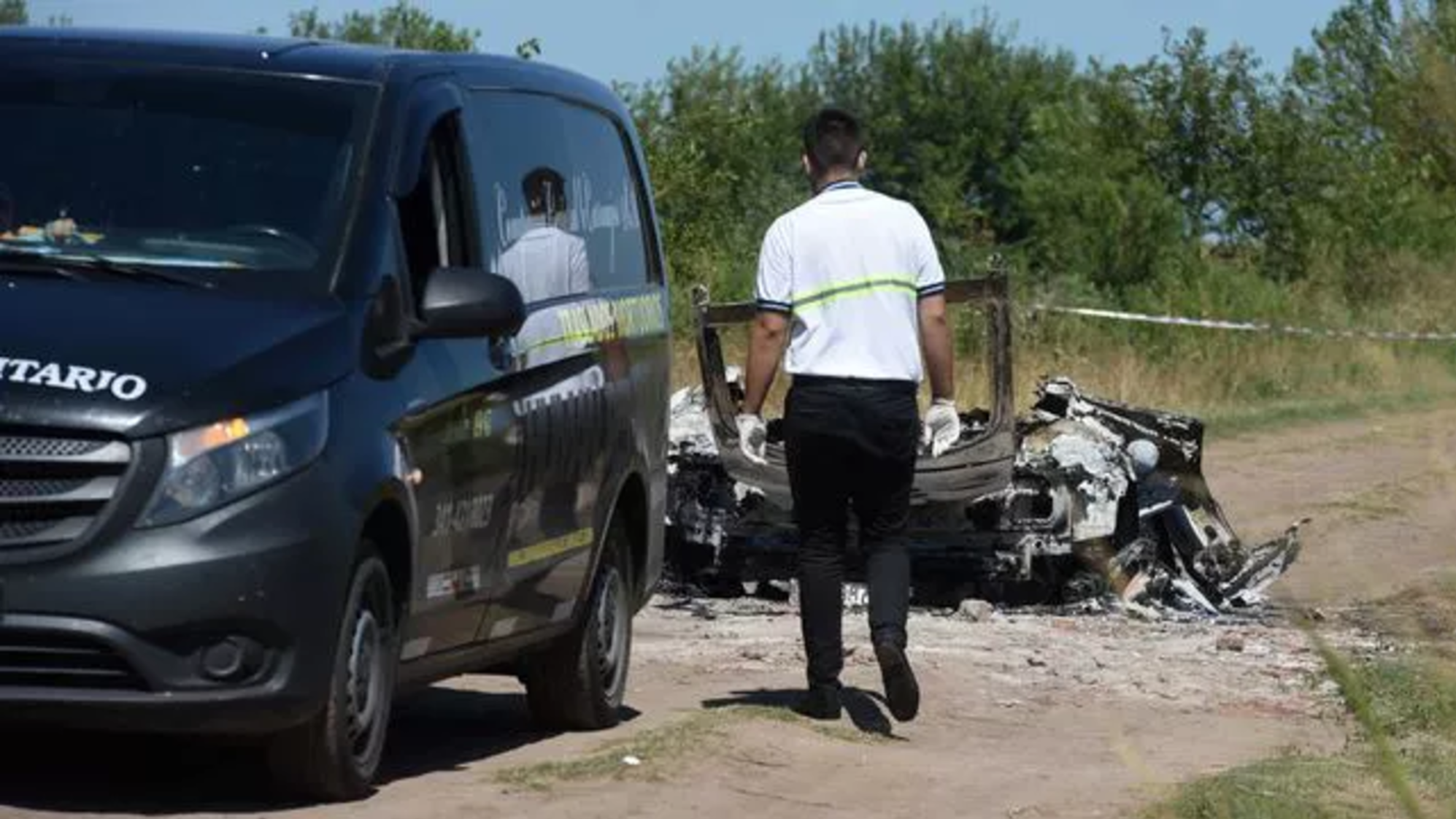 Los peritos trabajando  donde fue hallado el auto incendiado.