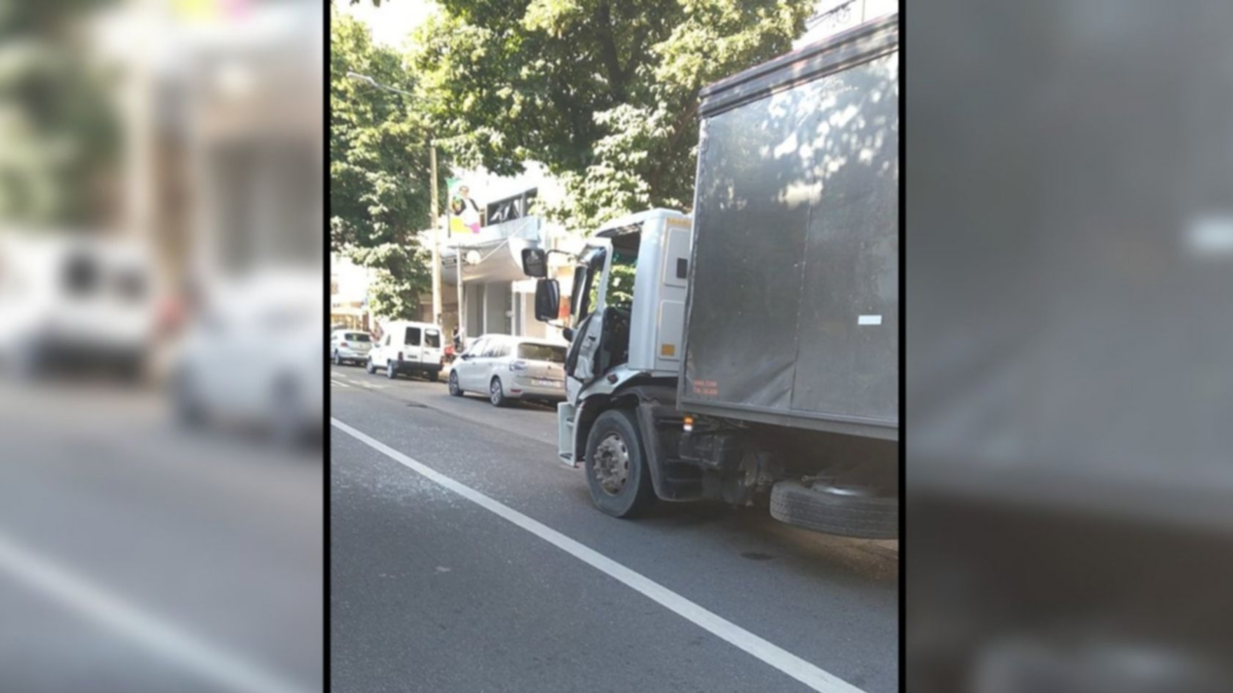 La puerta que el chofer abrió sin mirar atrás. 