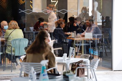 Hace un tiempo que la gente volvió a ir a los restaurantes después de la flexibilización de las medidas por la cuarentena.