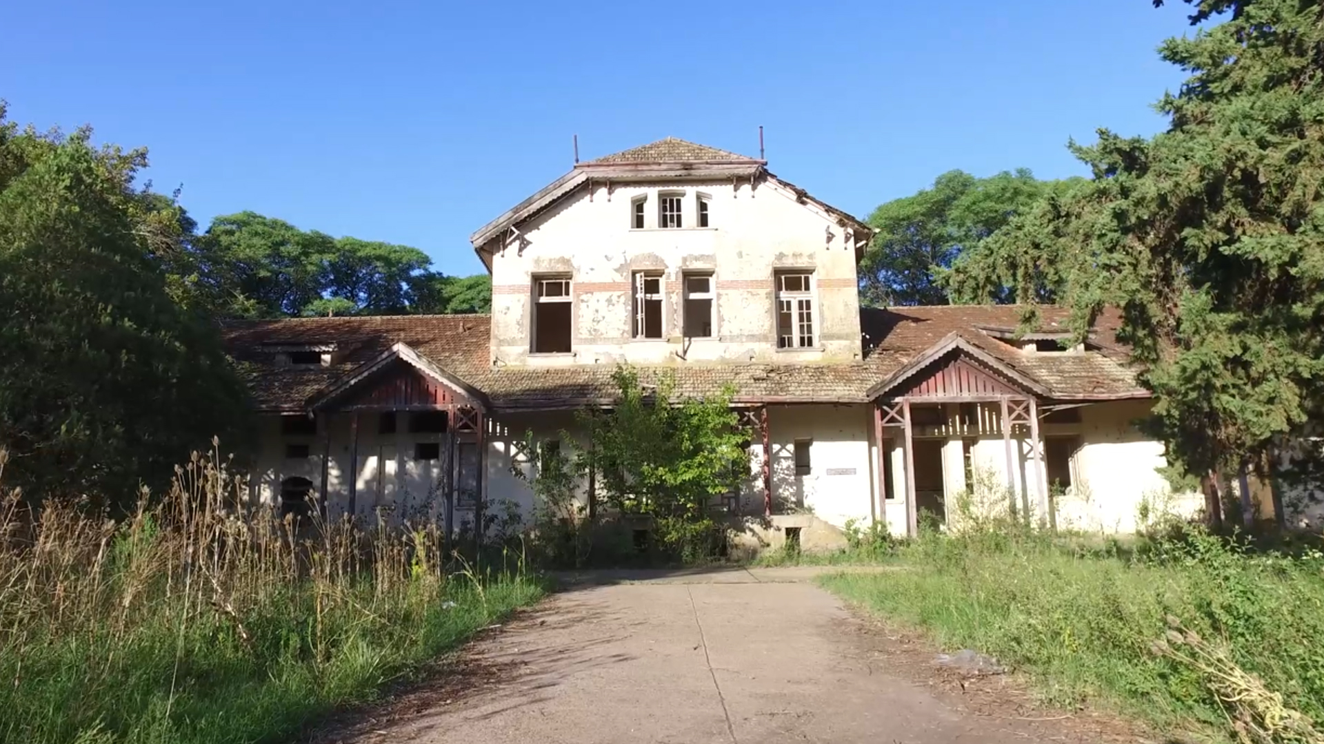 Así luce actualmente la fachada del viejo hospital de Concepción del Uruguay.