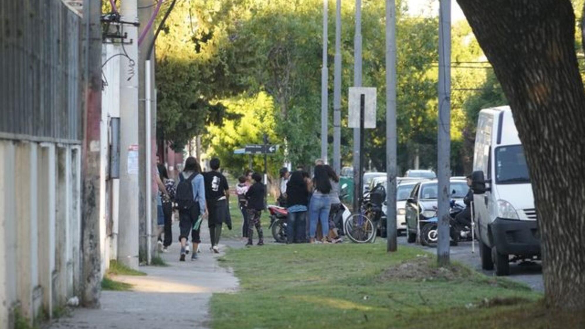 Los familiares de los internados en el exterior de la guardia del Hospital Sáenz Peña (Gentileza La Capital).