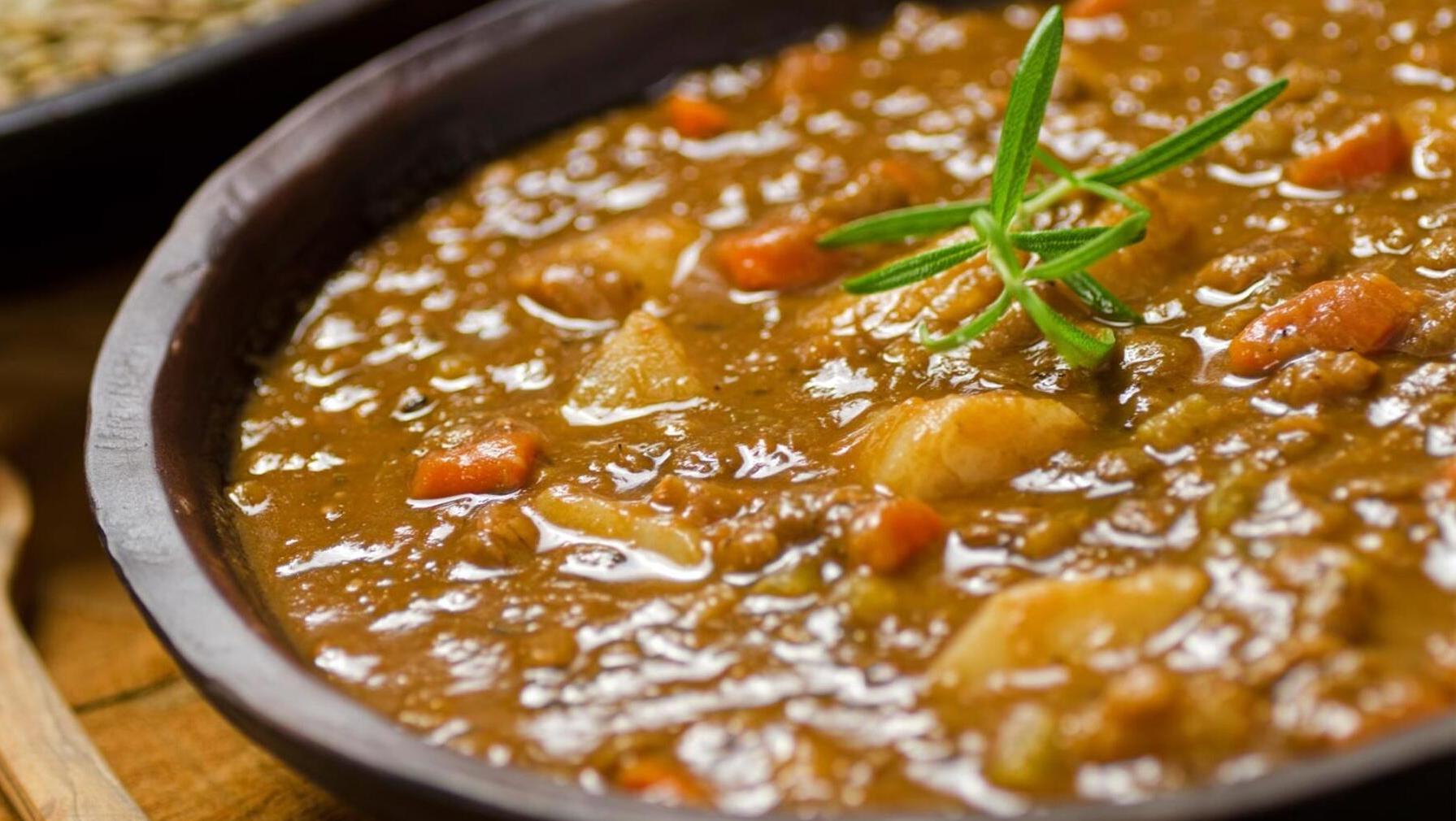 Una de las opciones para cuando el clima está fresco es cocinar un guiso de lentejas.