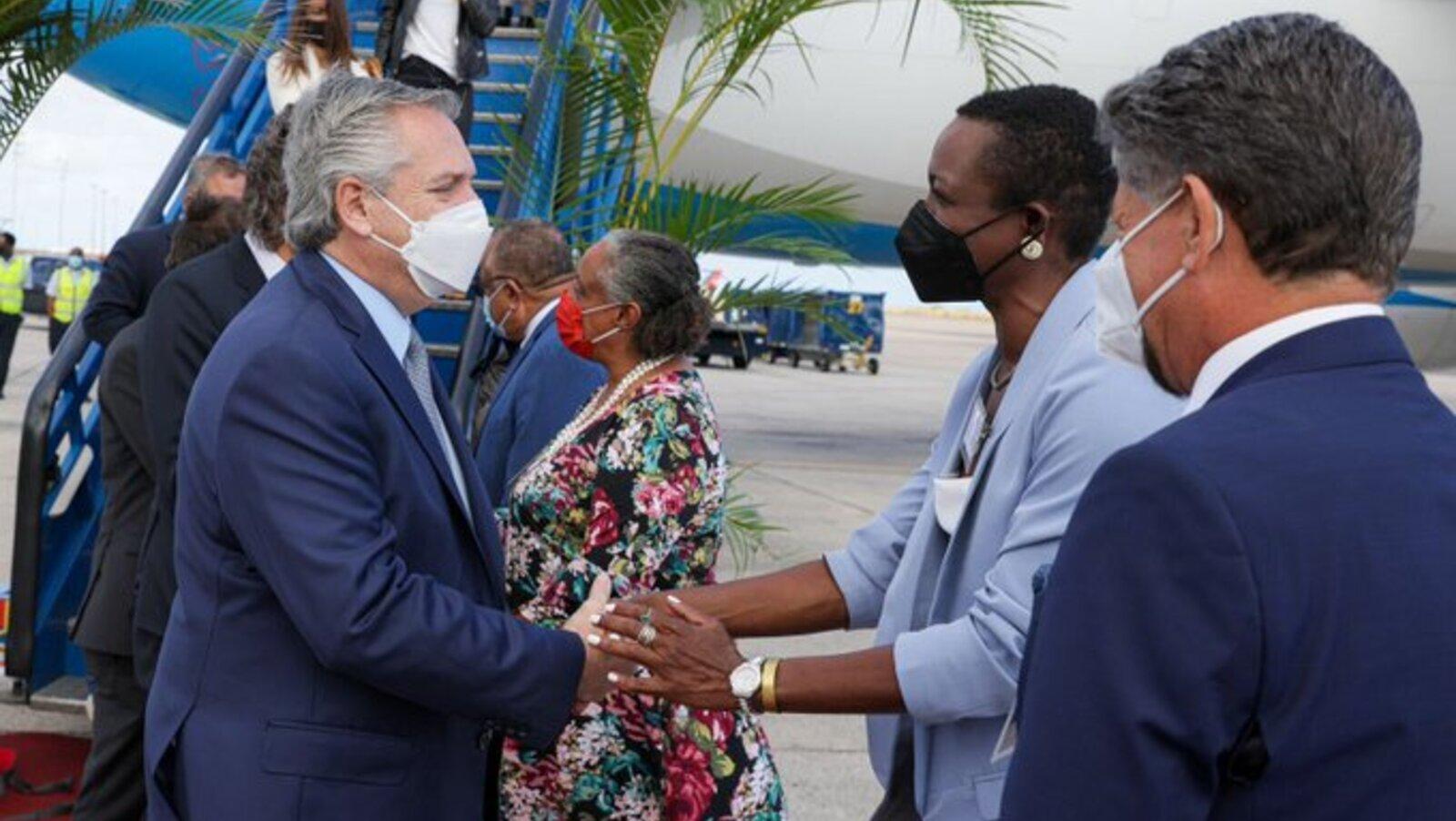 Alberto Fernández, en su llegada a Barbados, la última escala de la gira presidencial.