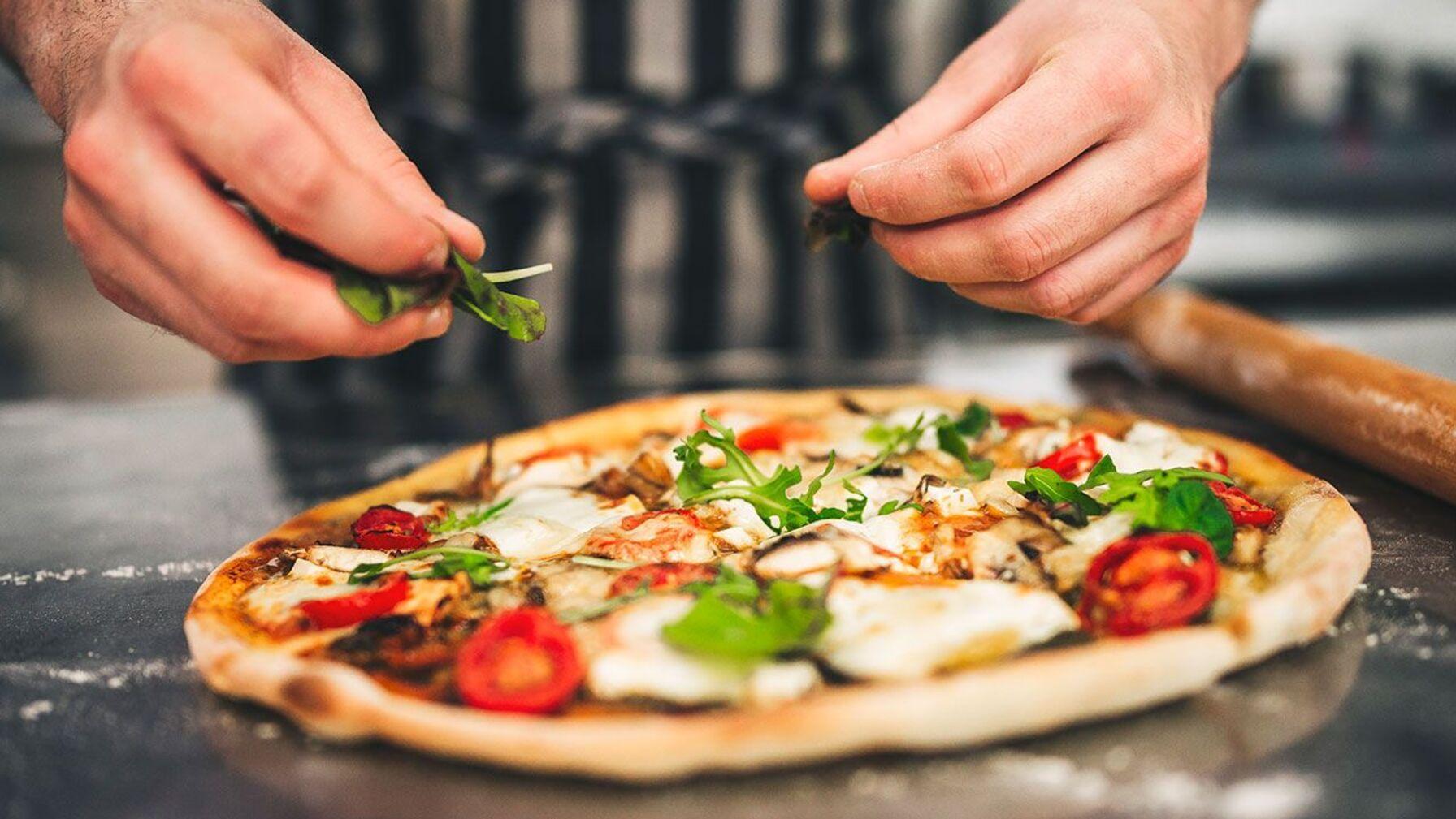 La pizza, junto a la hamburguesa, es una de las comidas más popular en el mundo.