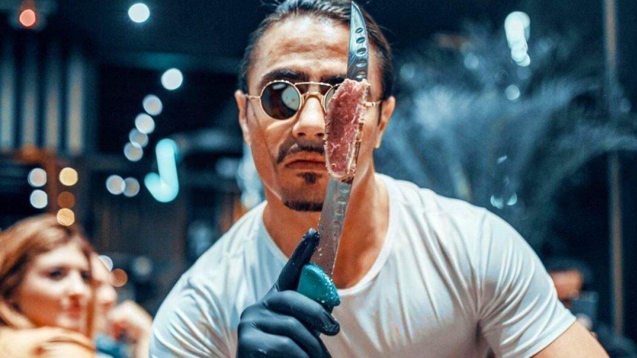 Salt Bae actualmente tiene una cadena de restaurante con 17 sucursales en distintas partes del mundo.