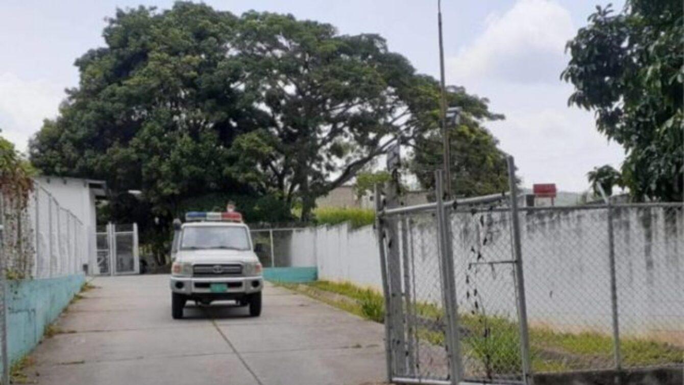 La pareja se encuentra detenida en la dependencia local (Lapatilla.com).