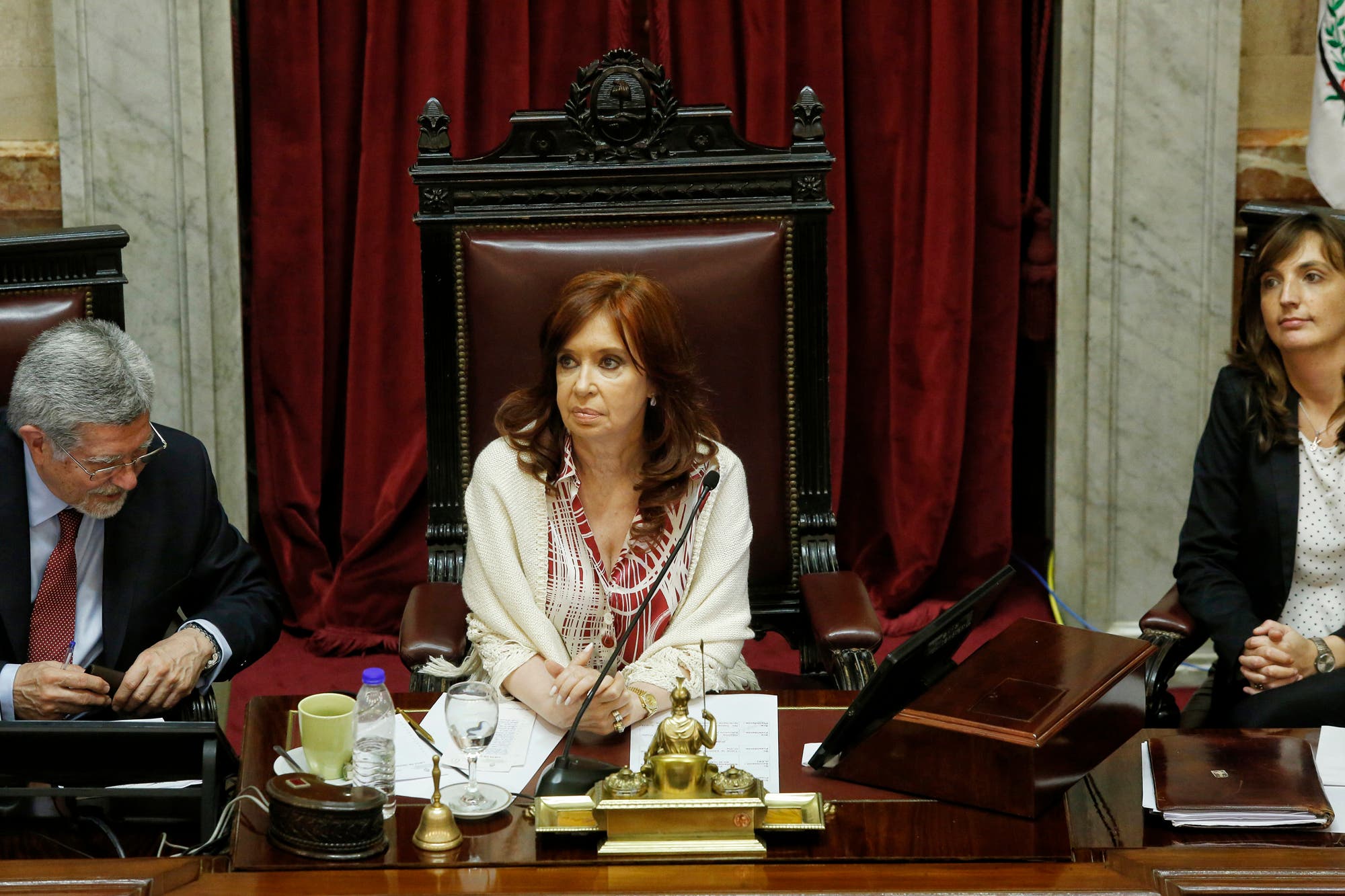 Desde el radicalismo acusaron a Cristina Kirchner por la baja en los contratos de 40 asesores.