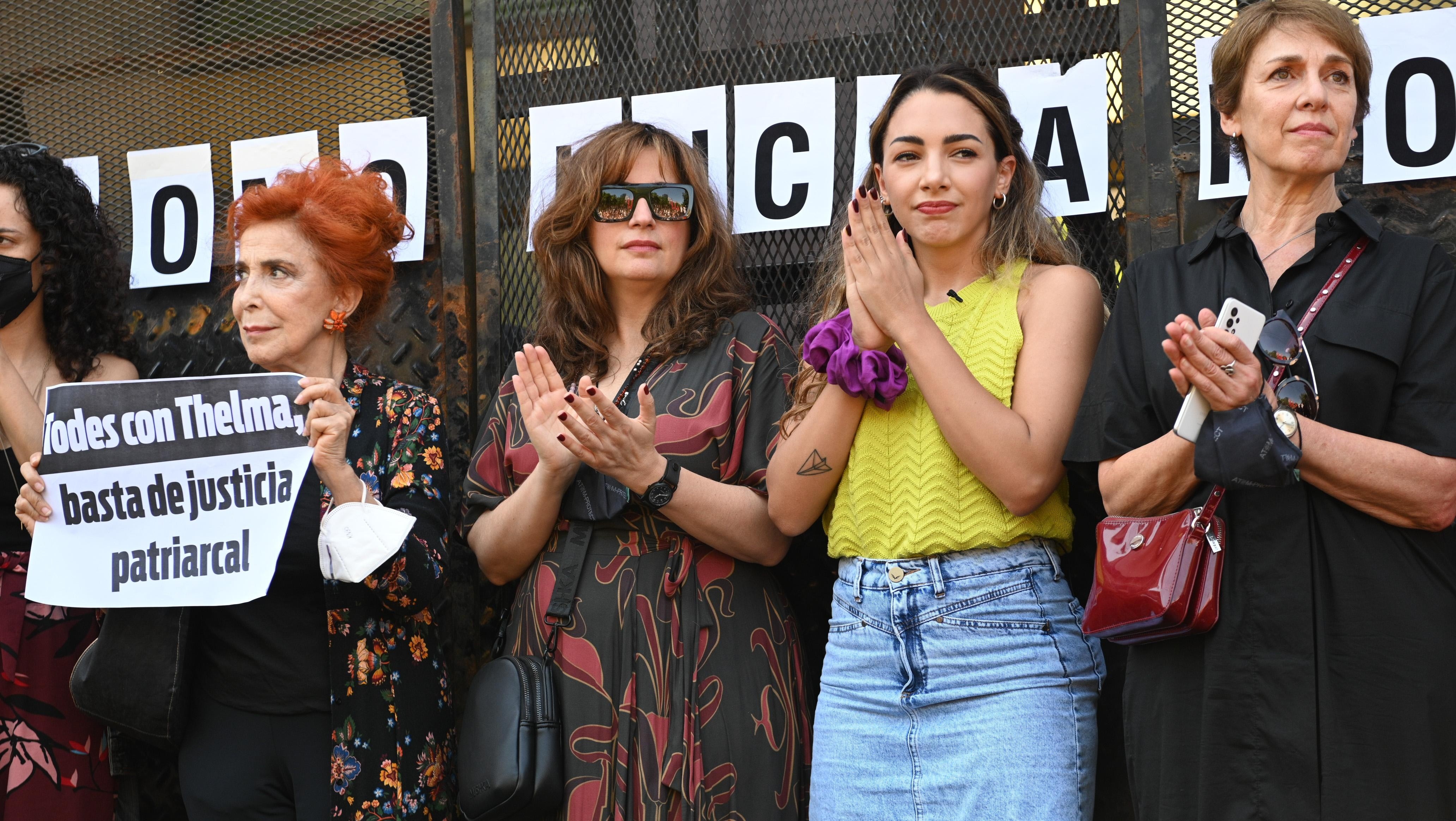 Thelma Fardín en la embajada de Brasil, junto al colectivo Actrices Argentinas.