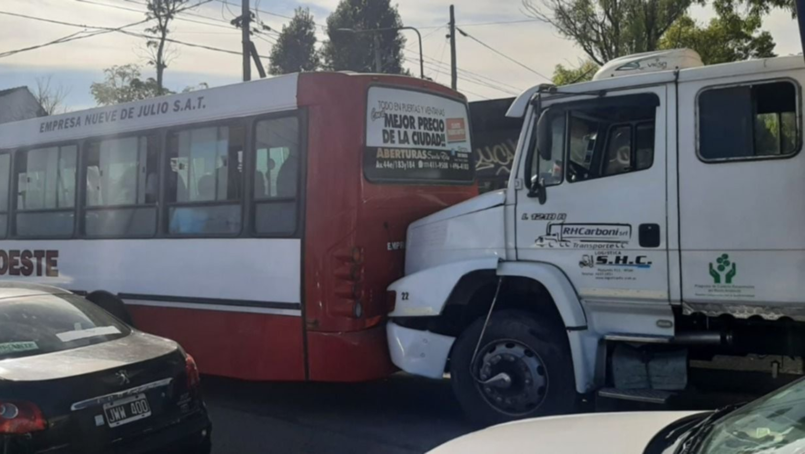 El camión impactó contra el colectivo tras quedarse sin frenos