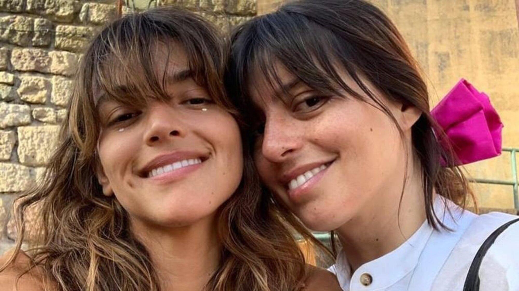 La actriz Calu Rivero junto a su hermana Marou.