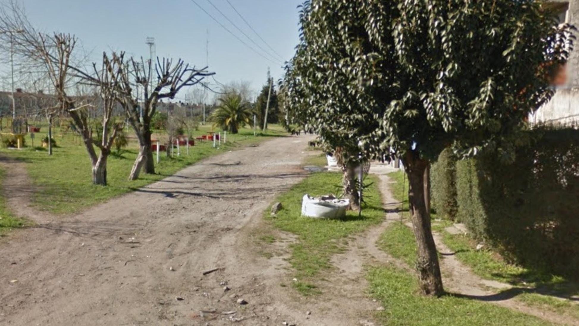 El homicidio se produjo frente a esta plaza, en la zona oeste del Gran Buenos Aires.