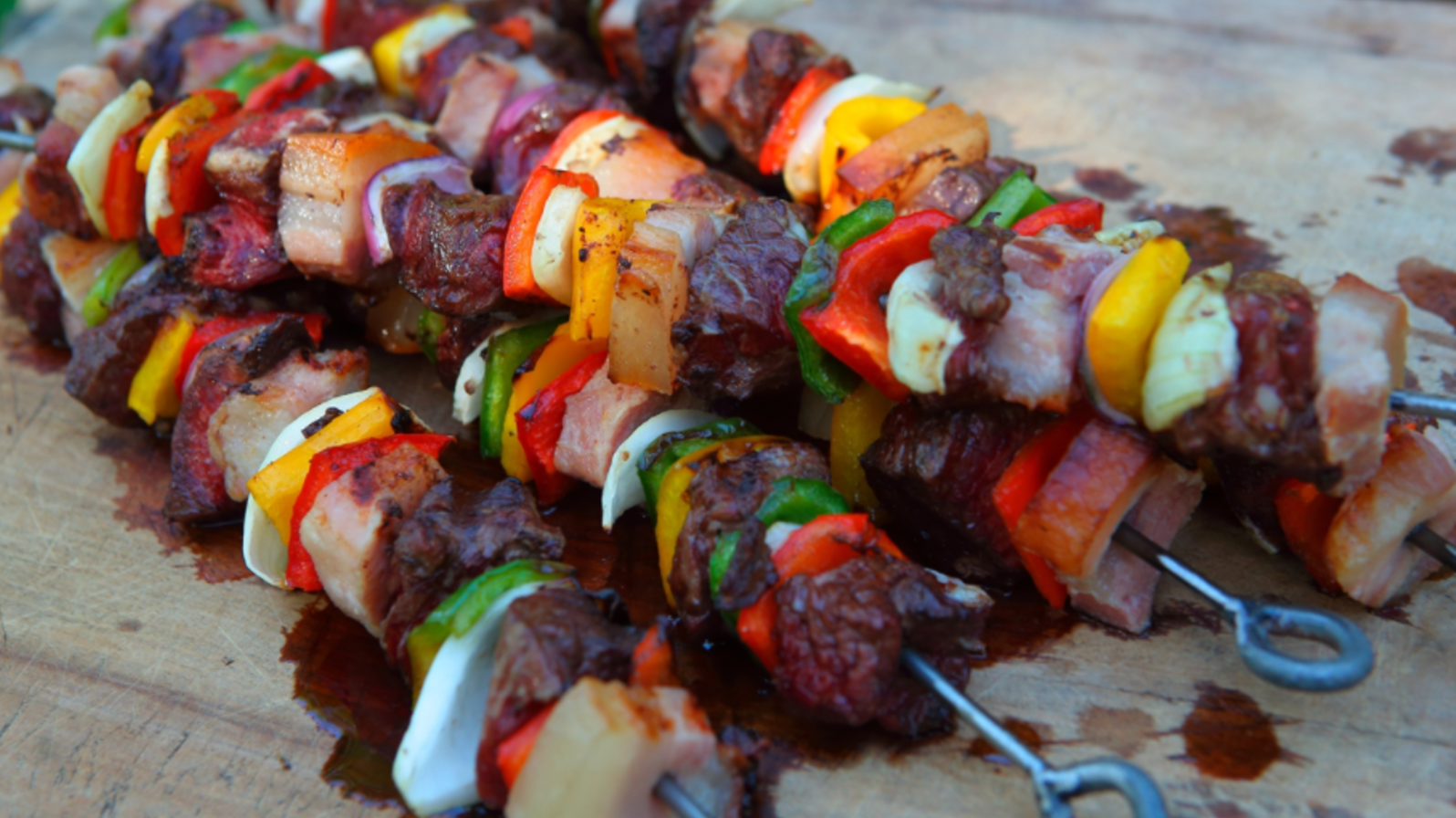 Las brochettes de verdura y carne van a revolucionar tu parrilla.