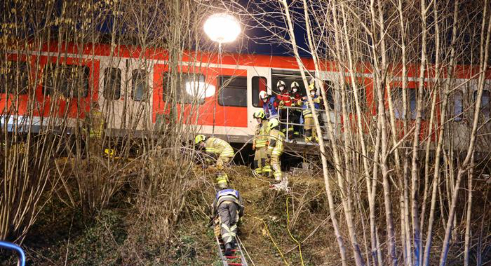 Unos 100 pasajeros, entre ellos niños, viajaban en los dos trenes al momento del accidente.