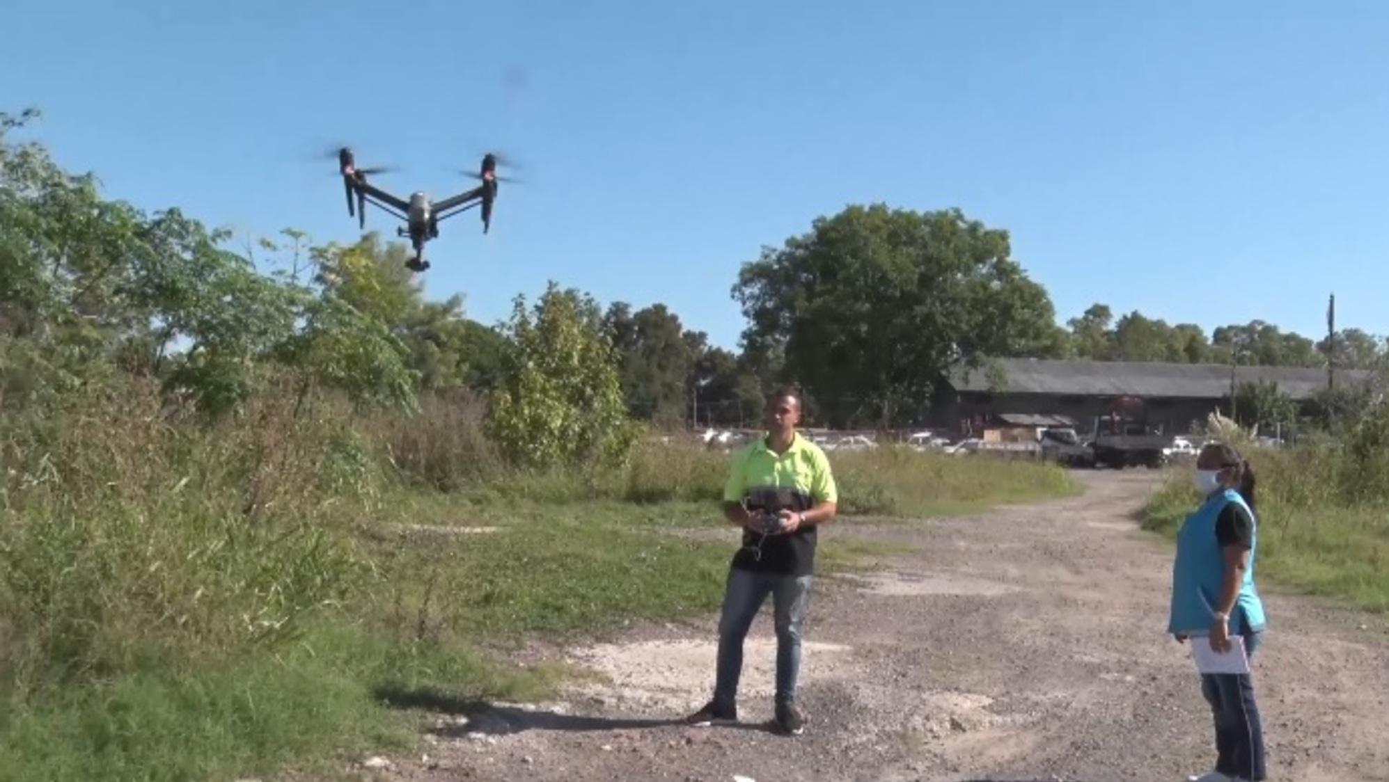 El momento en el que operan un dron para uno de los rastrillajes aéreos (Captura de pantalla).