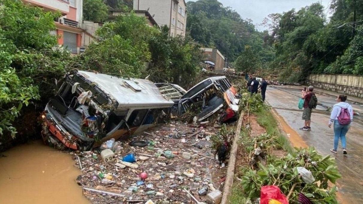 Muerte y desolación en la ciudad brasileña de Petrópolis (Twitter).