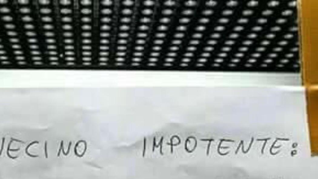 El cartel que le dejó la señora al vecino que arrojaba envases de viagra se volvió viral.