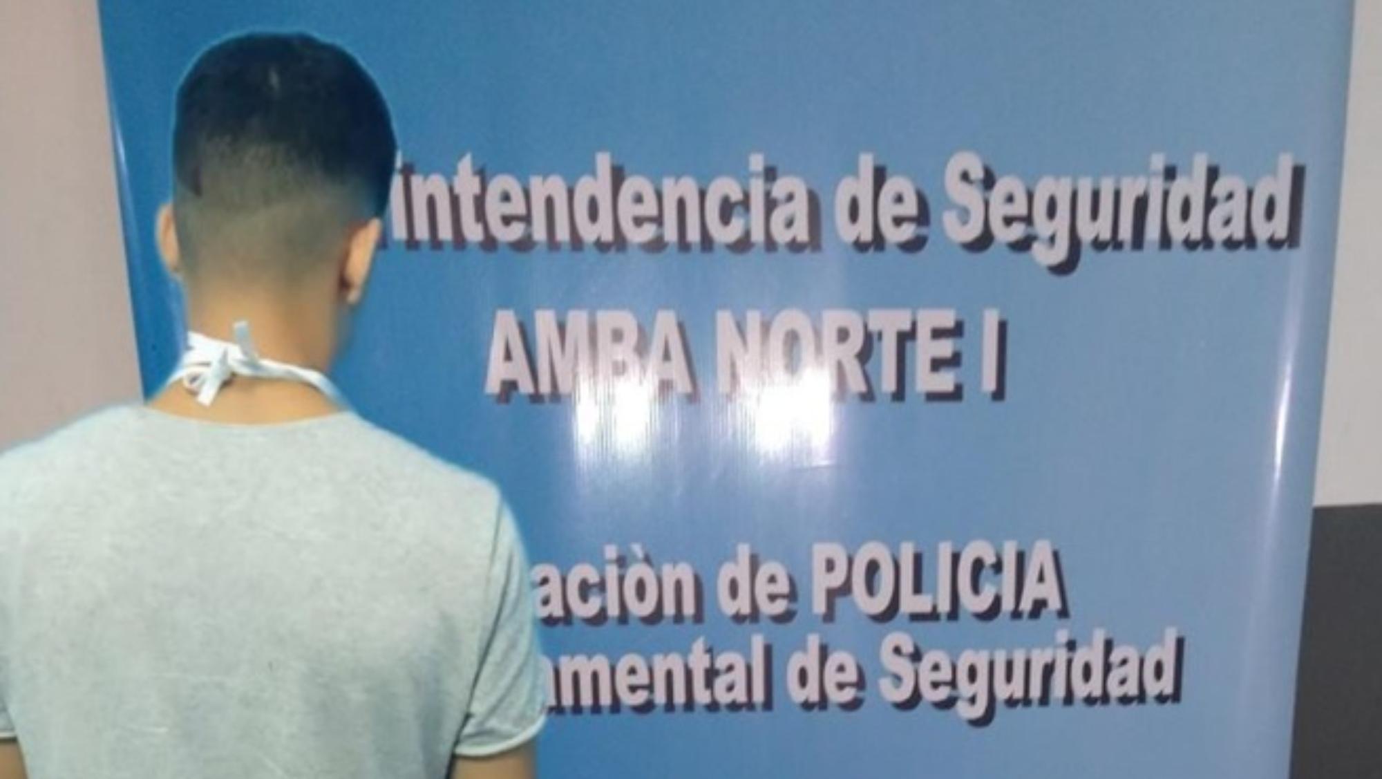 Uno de los sujetos que fue capturado por los efectivos policiales, tras ser acusado por el crimen del joven de 19 años.