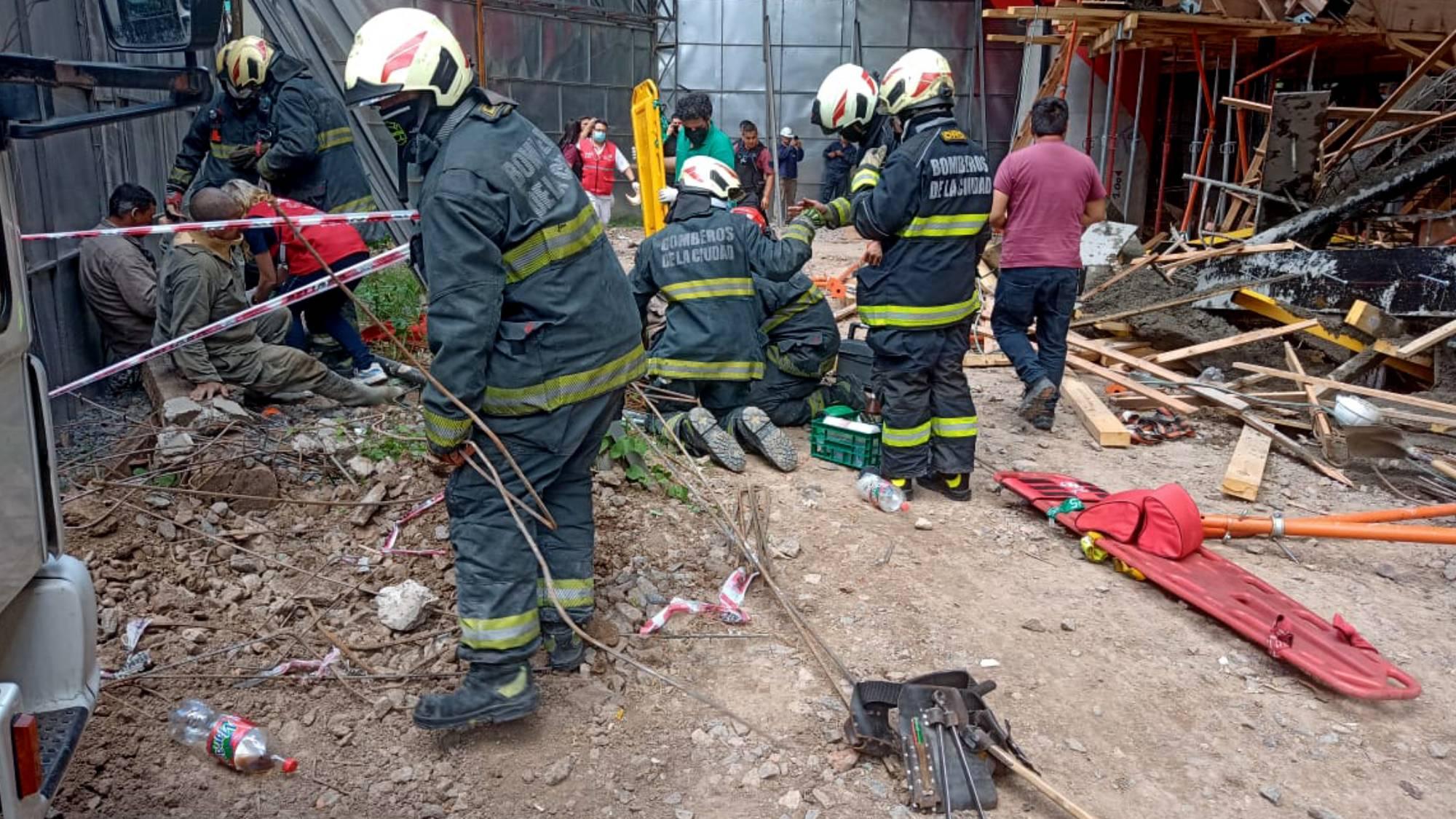 Cinco heridos tras derrumbe en una obra bajo el ferrocarril Mitre en Barrancas de Belgrano.