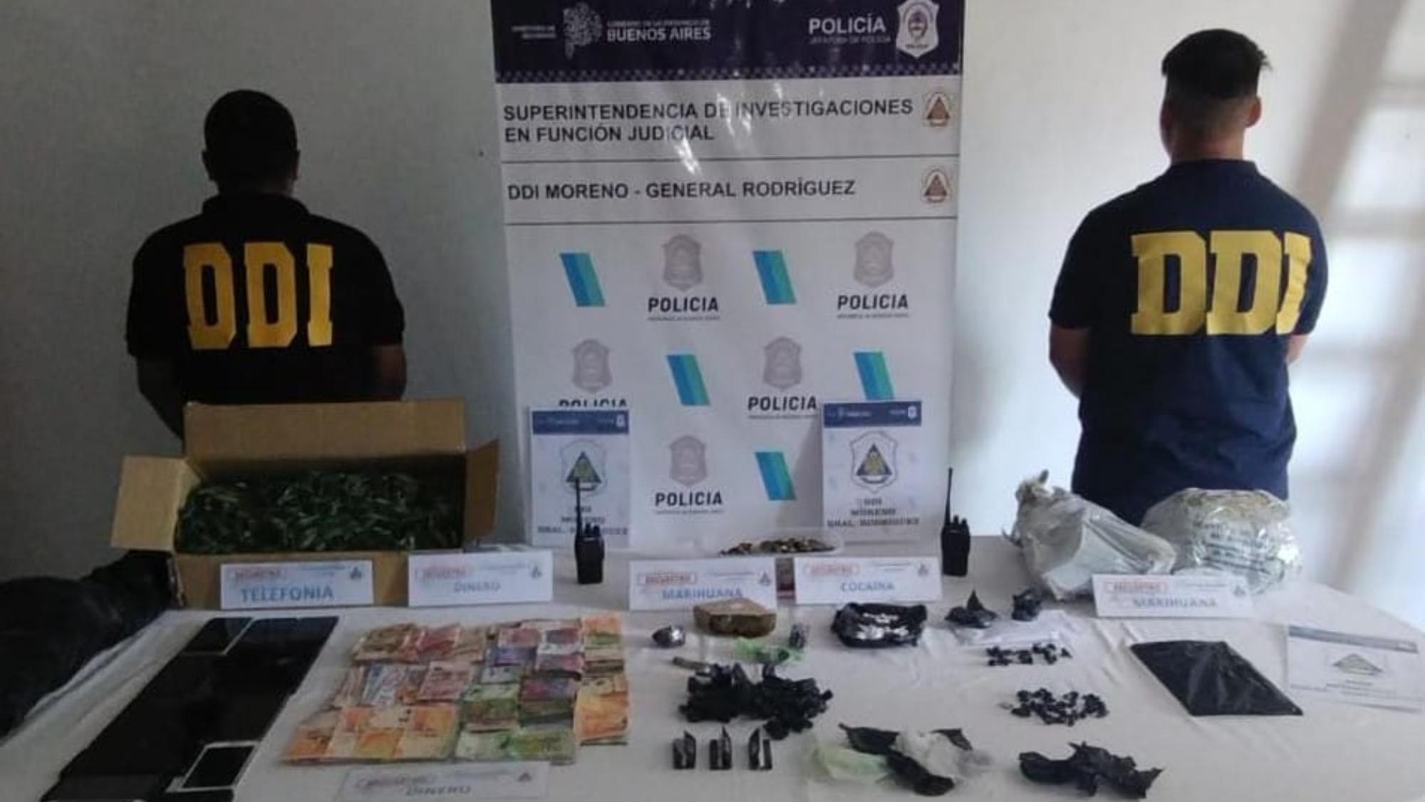 Algunos de los objetos que fueron secuestrados en las diligencias por los pesquisas policiales.