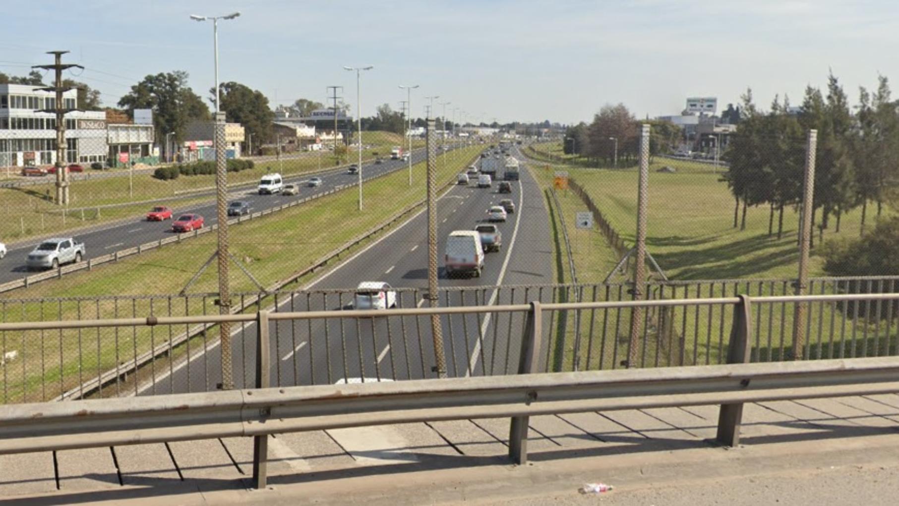 En esta zona del Acceso Oeste se produjo el extraño episodio en el que el acompañante de un motociclista resultó baleado.