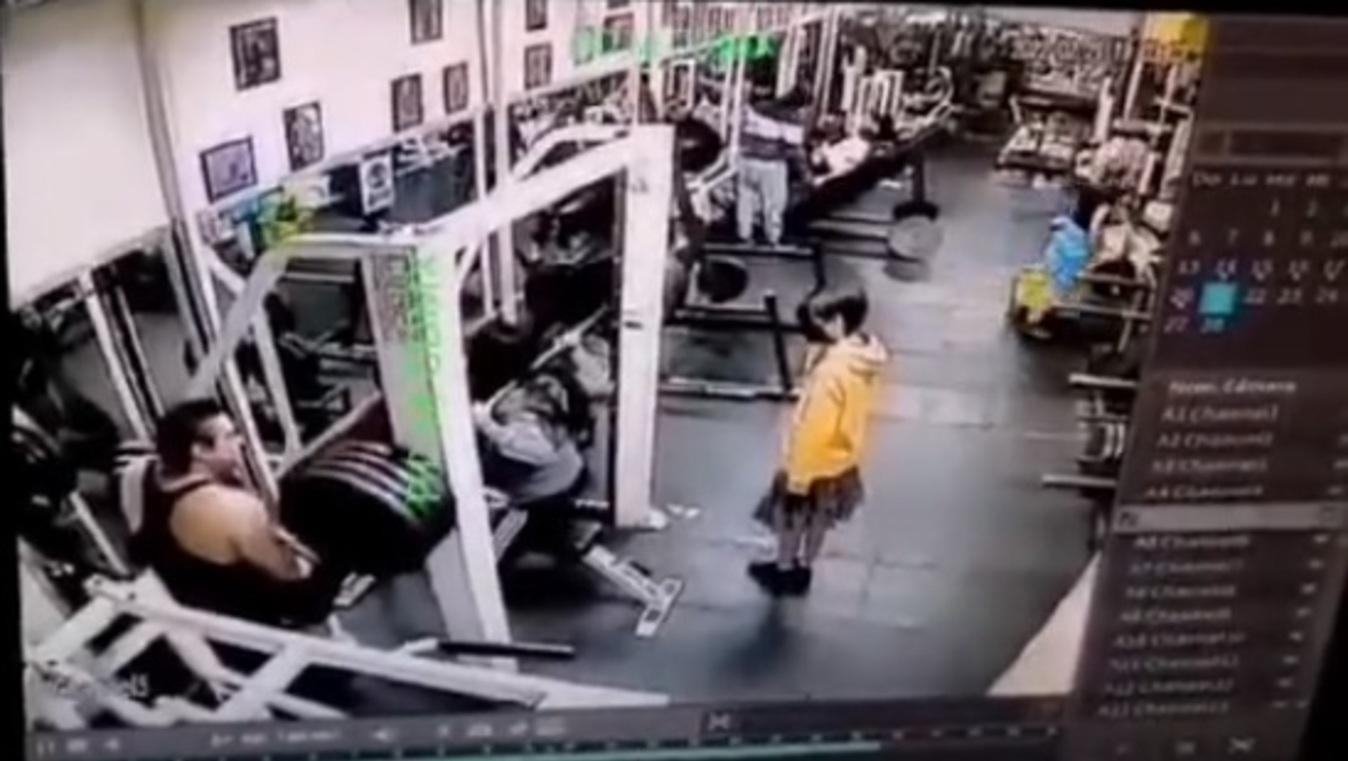 El instante previo al trágico accidente en el gimnasio (Captura de video).