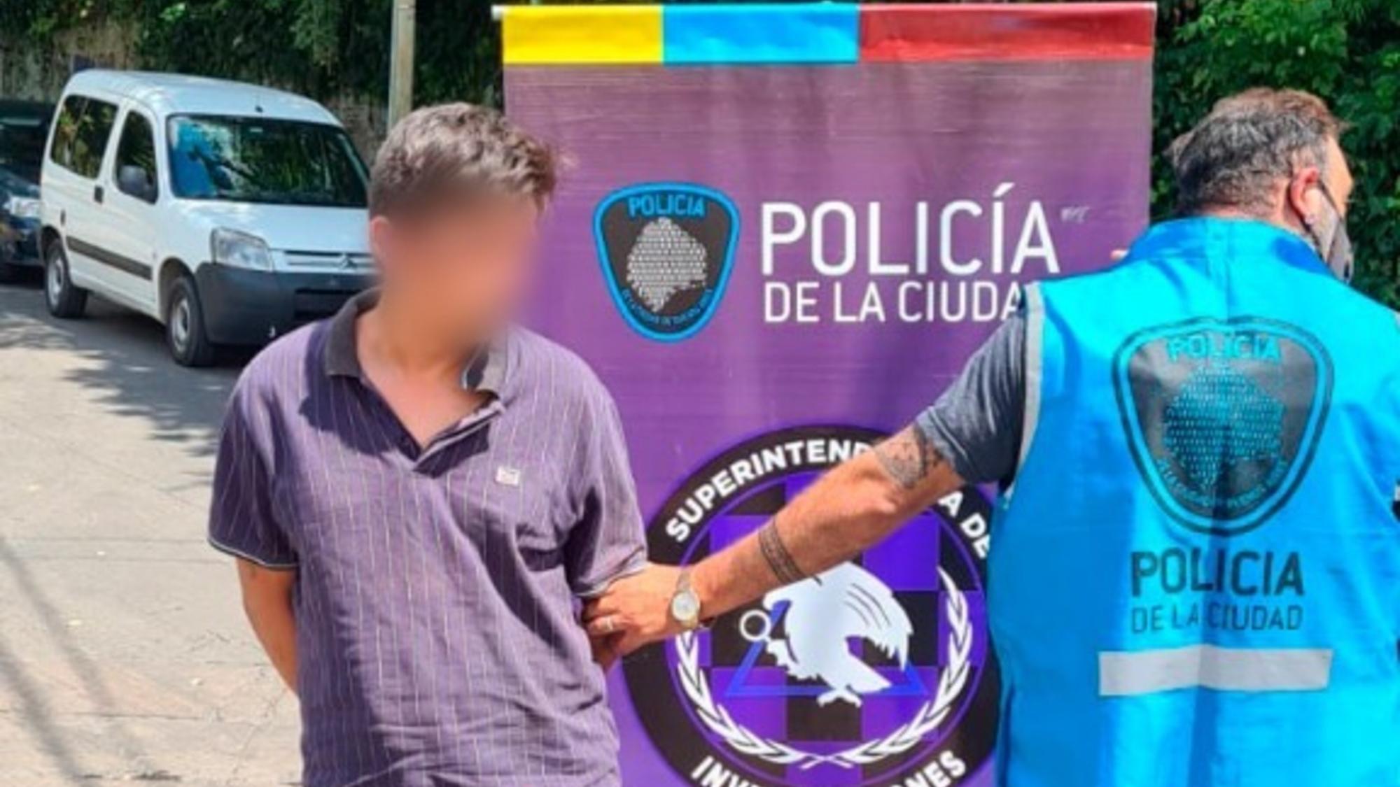 El acusado, de 41 años, fue capturado en Vicente López, donde procuró escapar en un auto y chocó contra una alcantarilla.