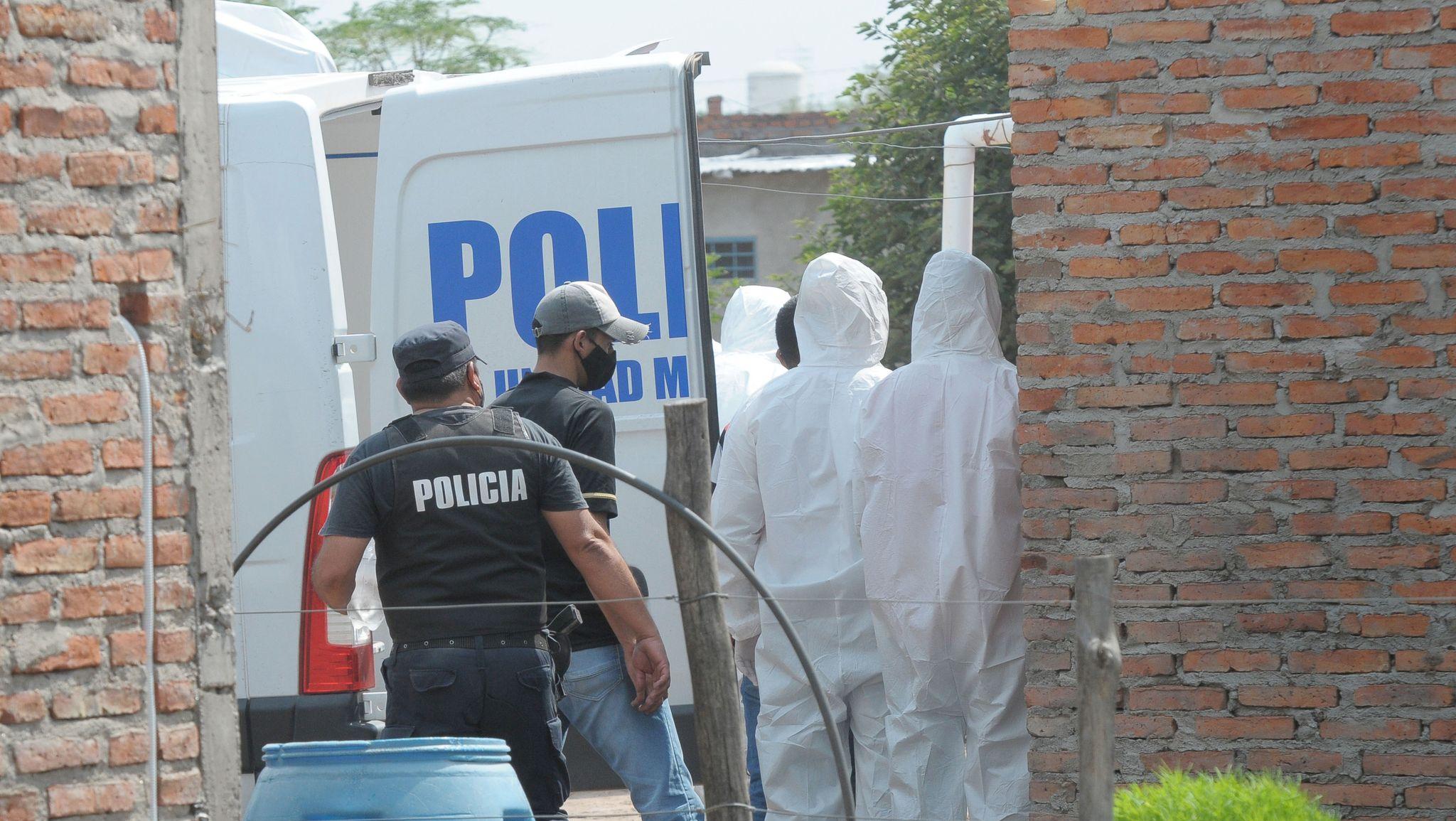 Agentes policiales y peritos forenses en el lugar del hecho (Gentileza ElLiberal.com.ar).