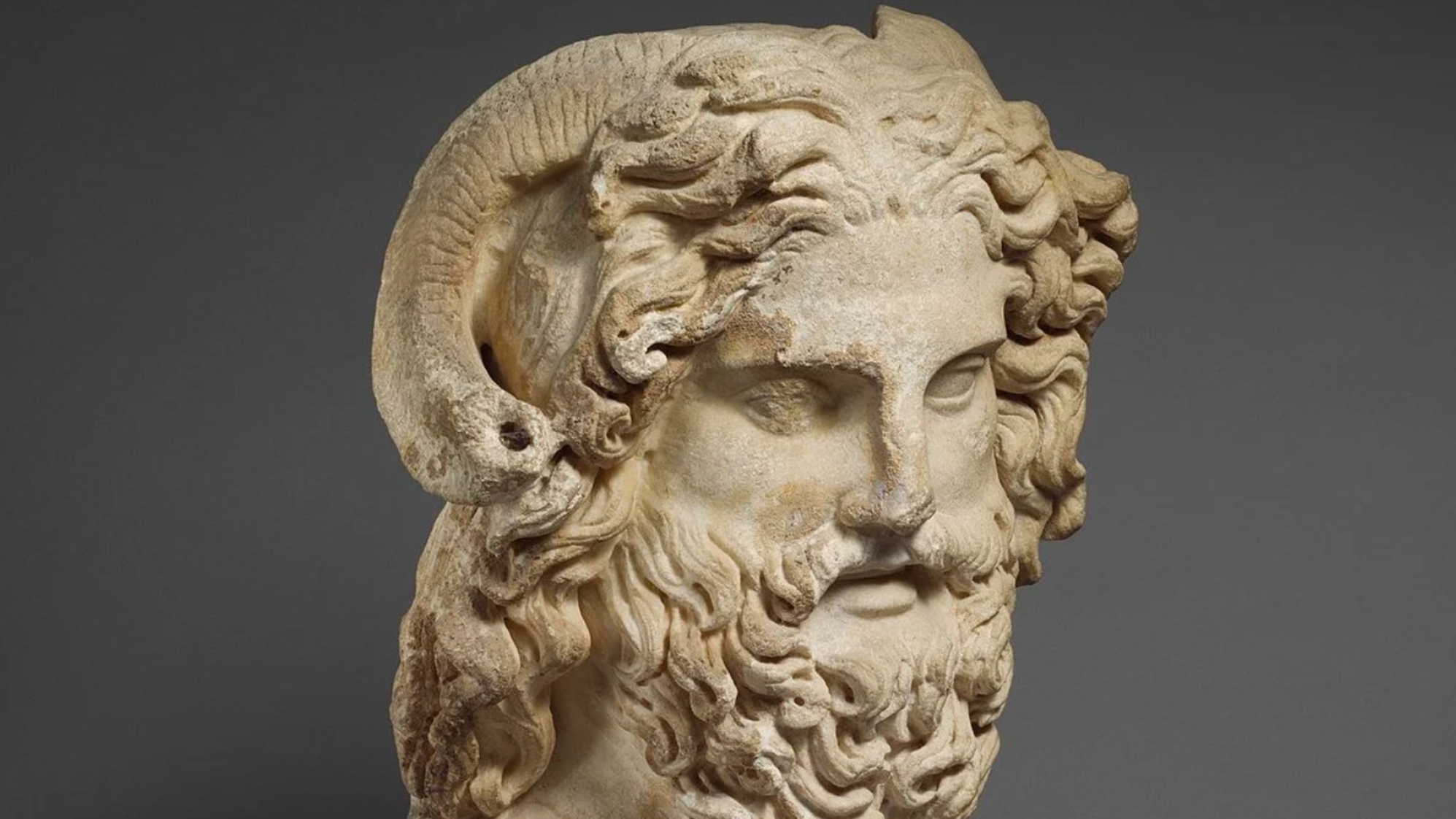 Una antigua cabeza de mármol romana de Zeus que formaba parte de la colección de antigüedades de Michael Steinhardt. 