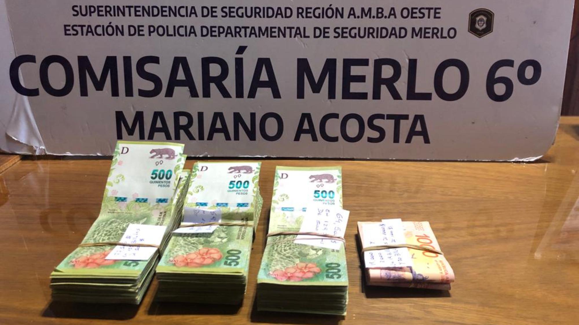 Parte del dinero que los efectivos policiales encontraron en uno de los allanamientos.