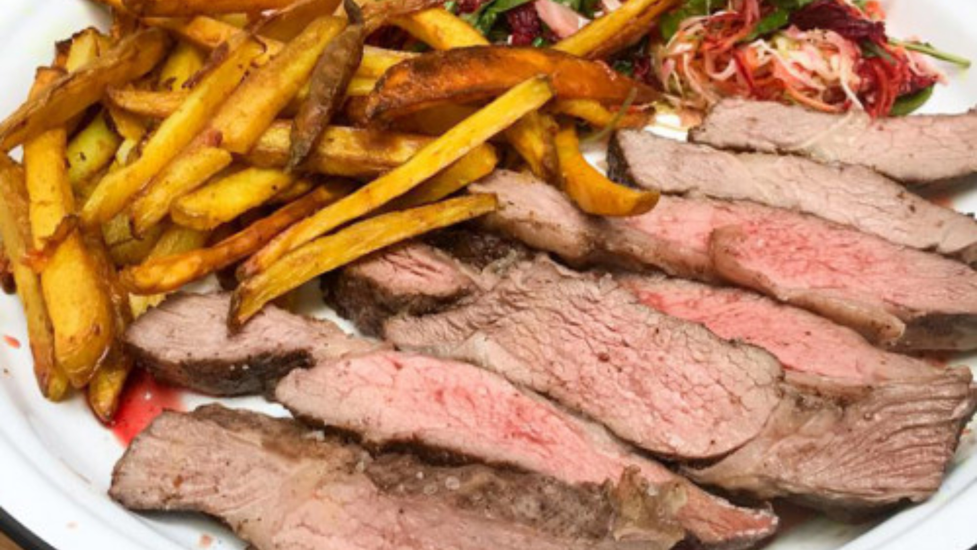 Marucha al horno con ensalada y papas: un plato riquísimo, económico y fácil de hacer