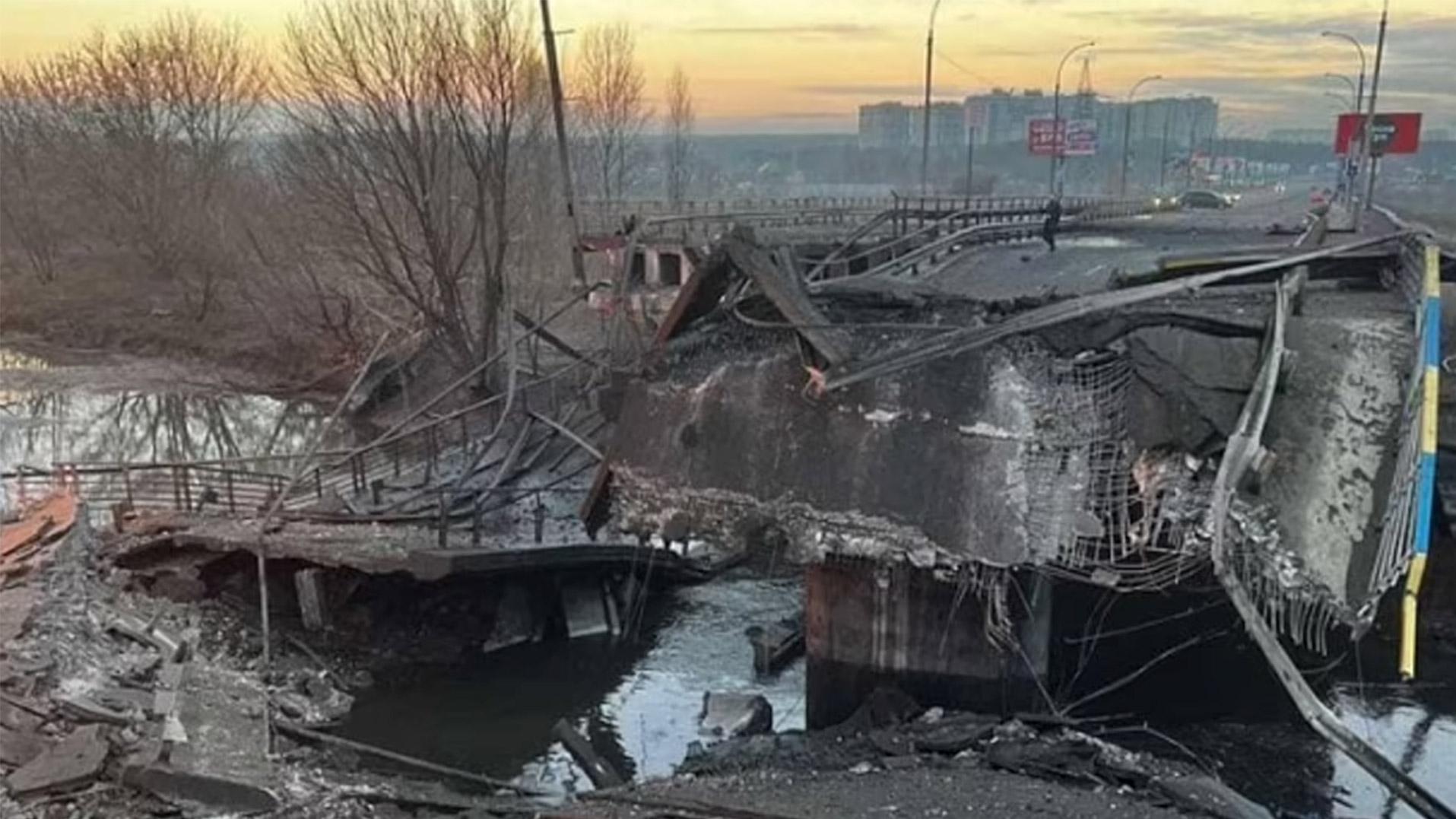 El soldado ucraniano murió en la explosión que inutilizó el puente (Twitter).