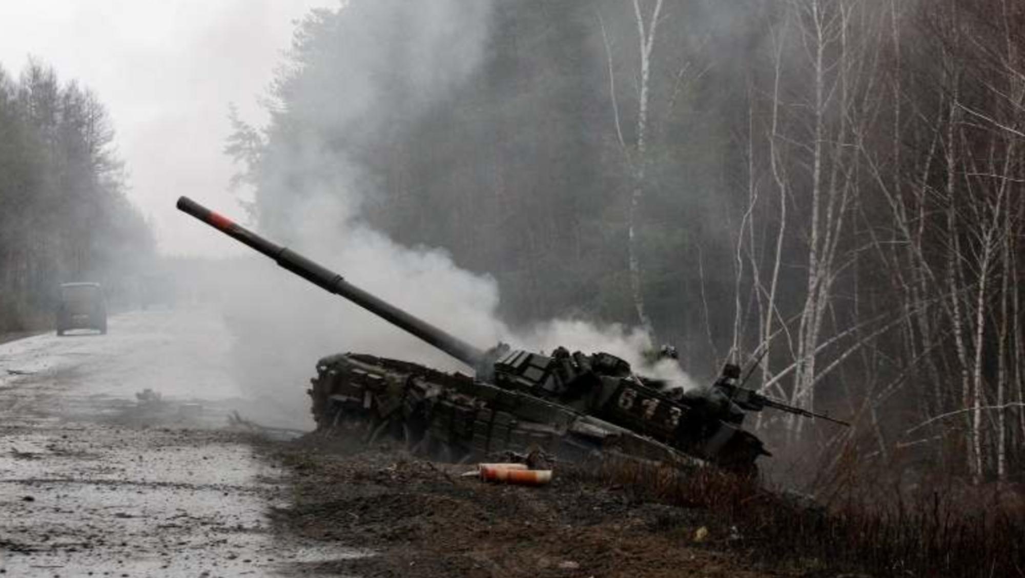 Un tanque ruso destruido por las fuerzas ucranianas durante la invasión (EFE).