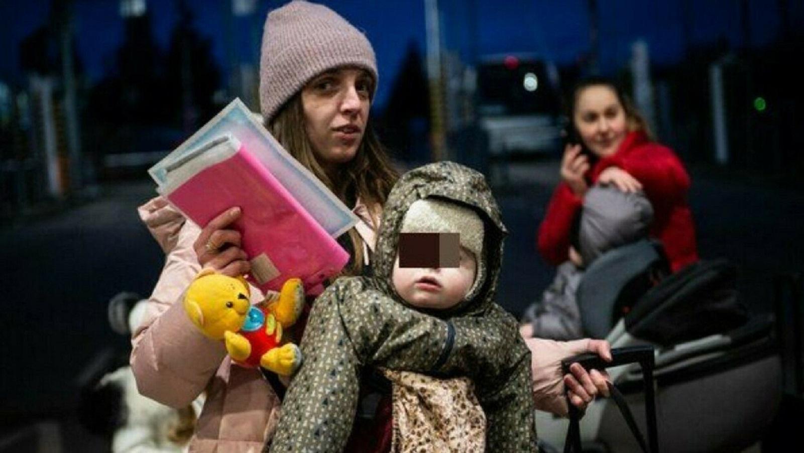 En la zona de Sumy, aviones rusos están esparciendo juguetes de niños, teléfonos móviles y objetos de valor llenos de explosivos