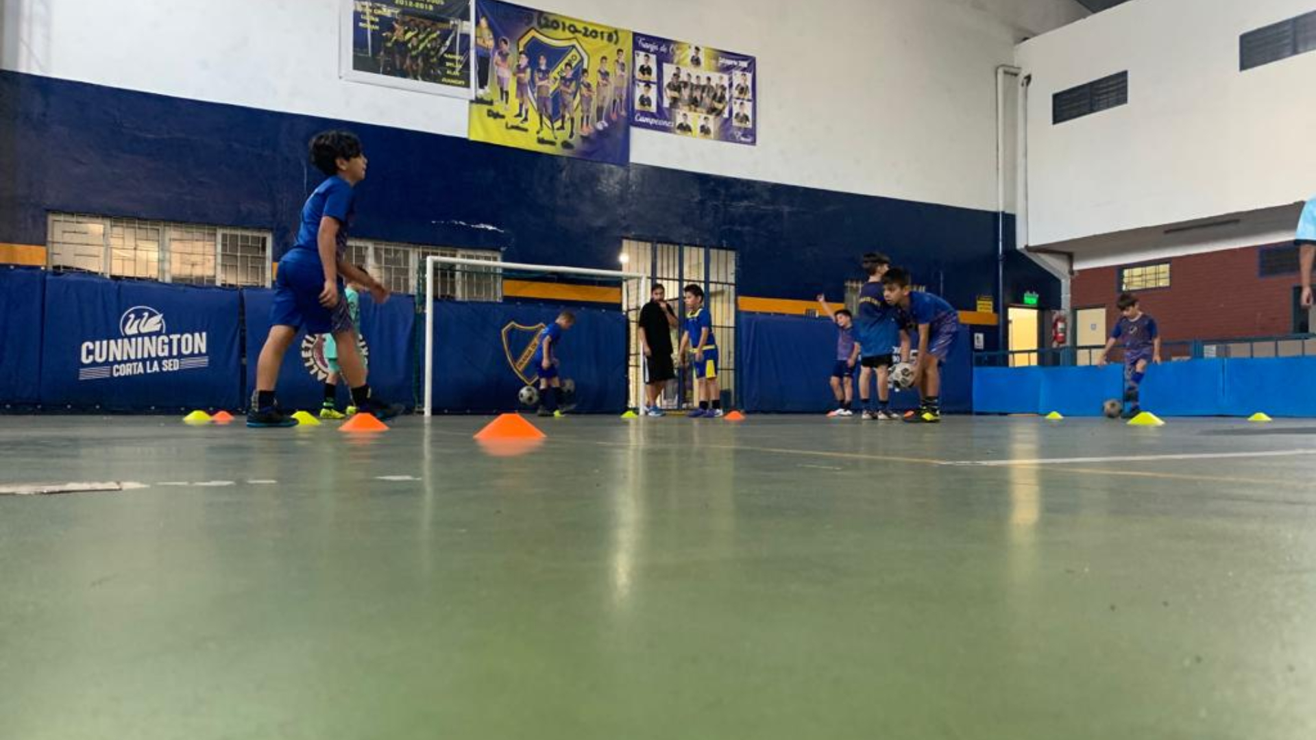 Después de dos años de pandemia, los jóvenes vuelven a los clubes de barrio con protocolos sanitarios.