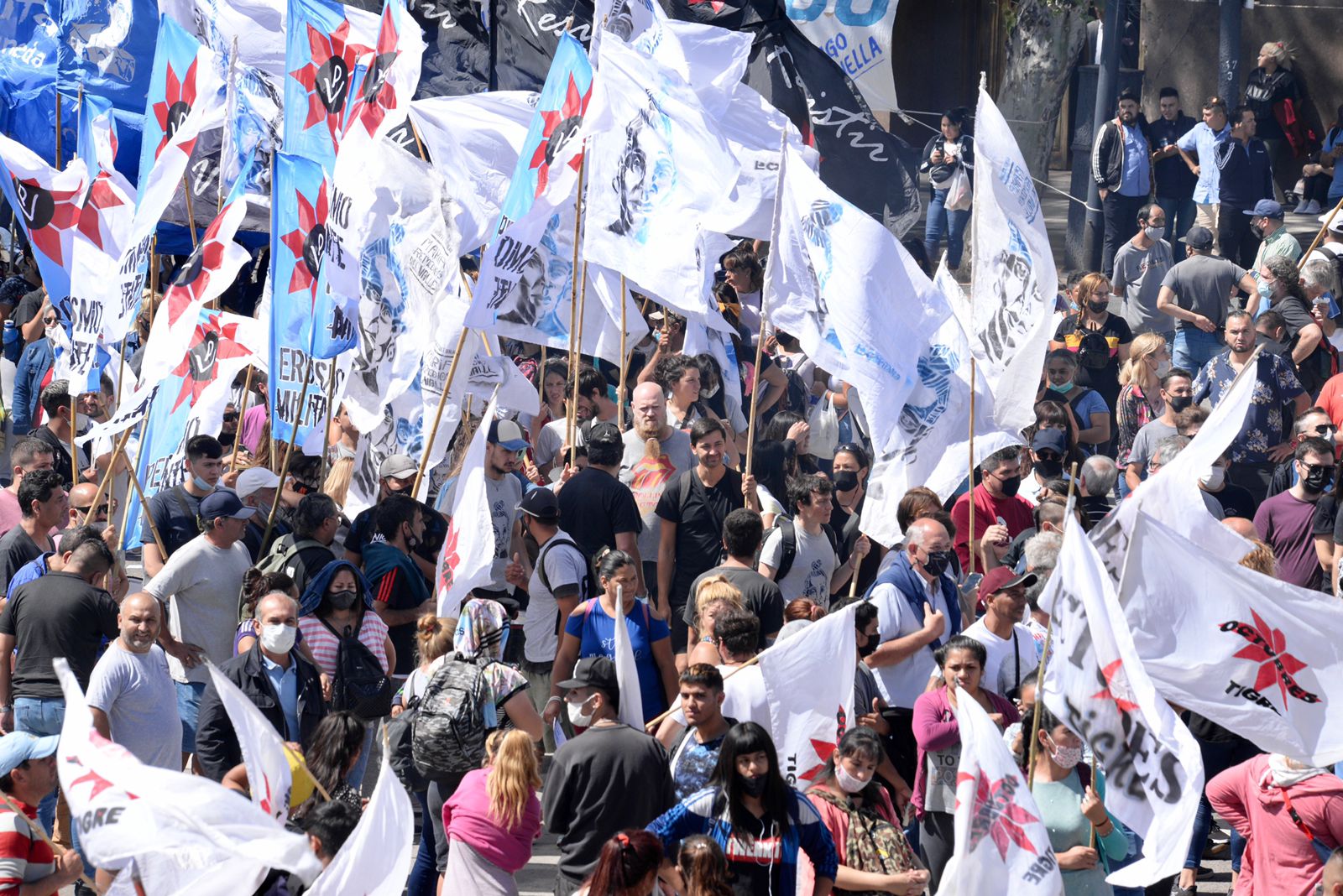 Las agrupaciones cercanas al oficialismo llegaron desde temprano a la Plaza de los Dos Congresos (Nahuel Ventura/Crónica).