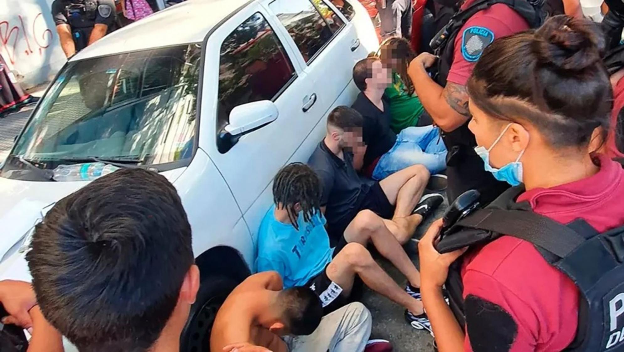 Las arrestos fueron concretados en el lugar del hecho por policías de la comisaría 14A (Foto Télam).