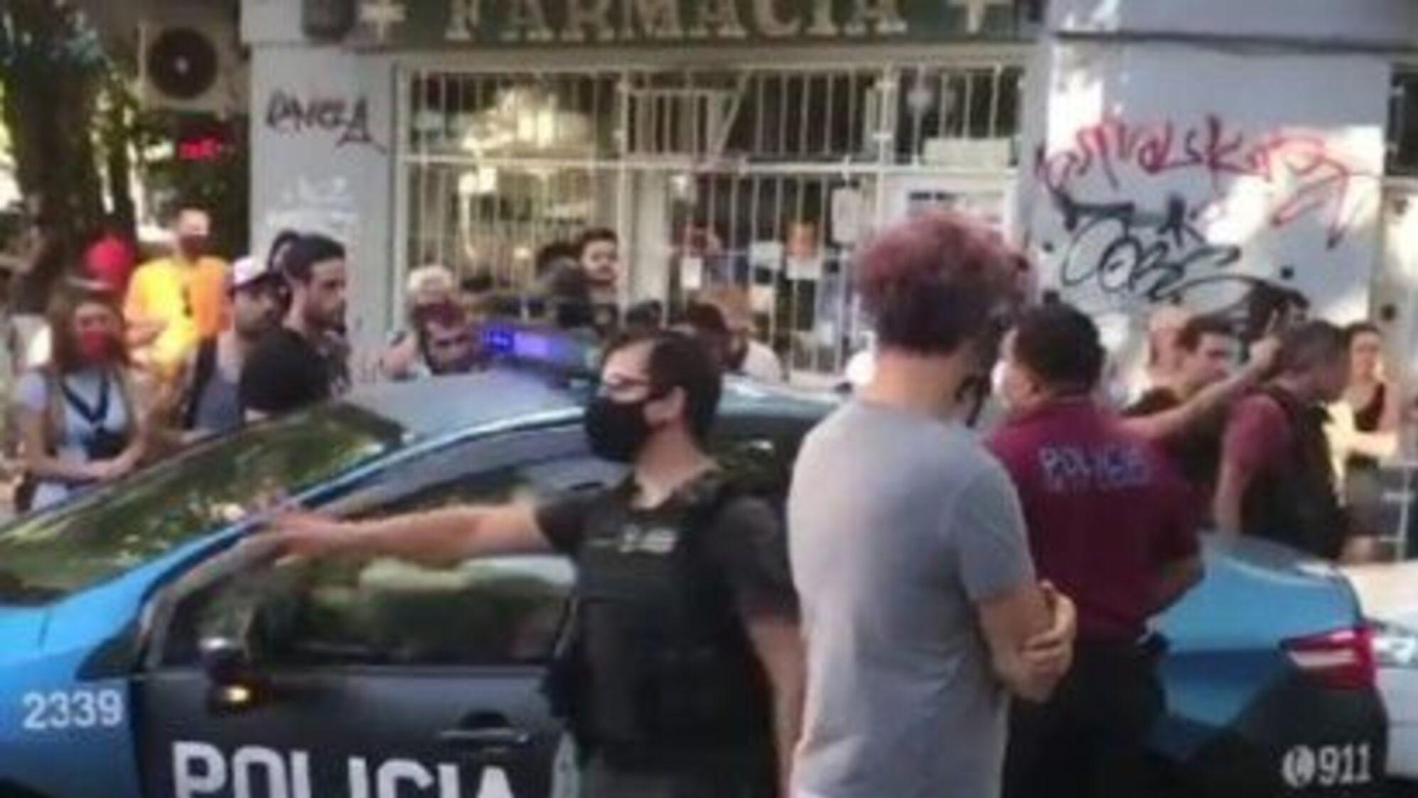 Vecinos y agentes de la comisaría Vecinal 14A de la Policía de la Ciudad frustraron la huida de los agresores.