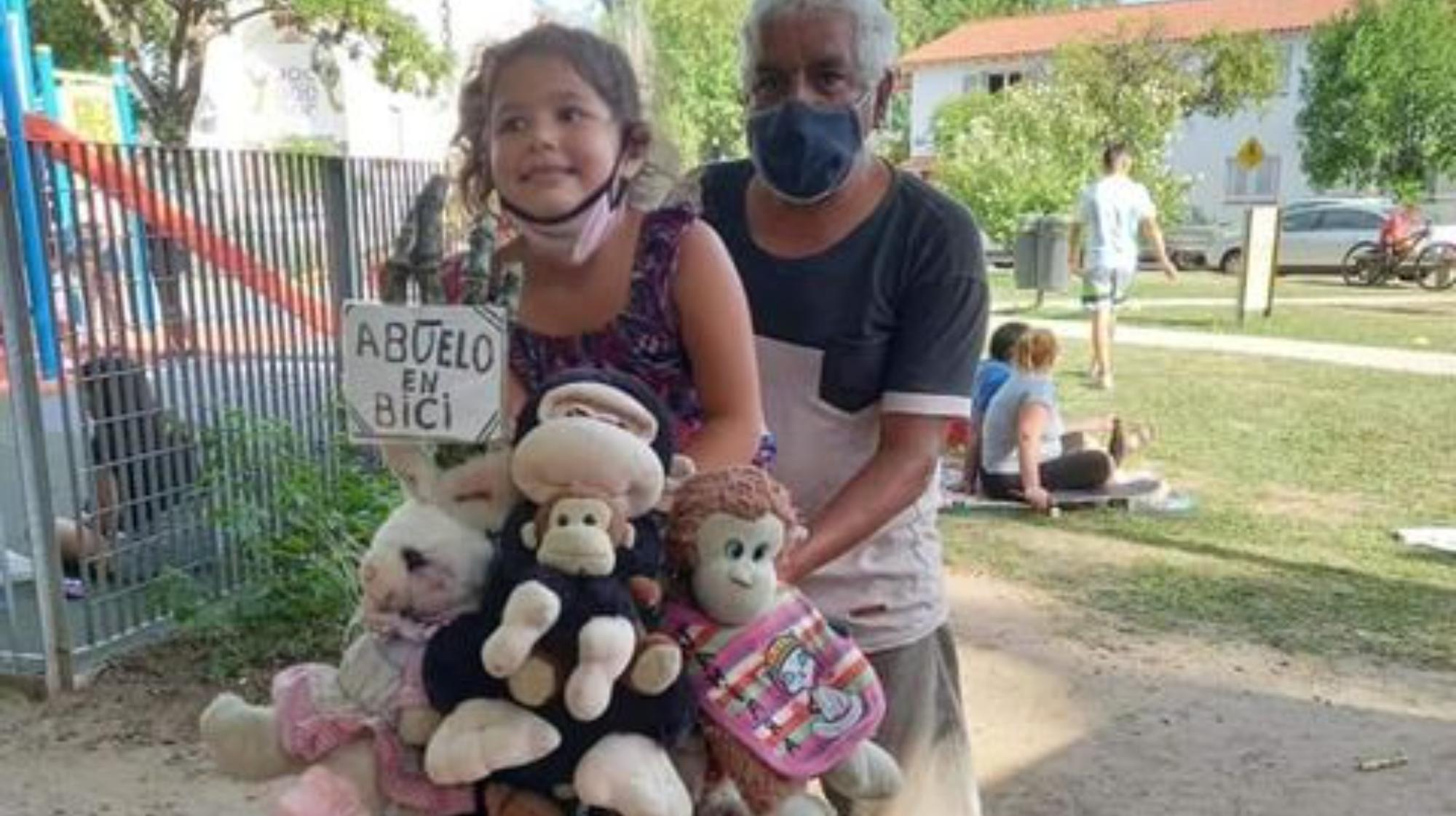 Juan Carlos Romero junto a una de sus nietas.