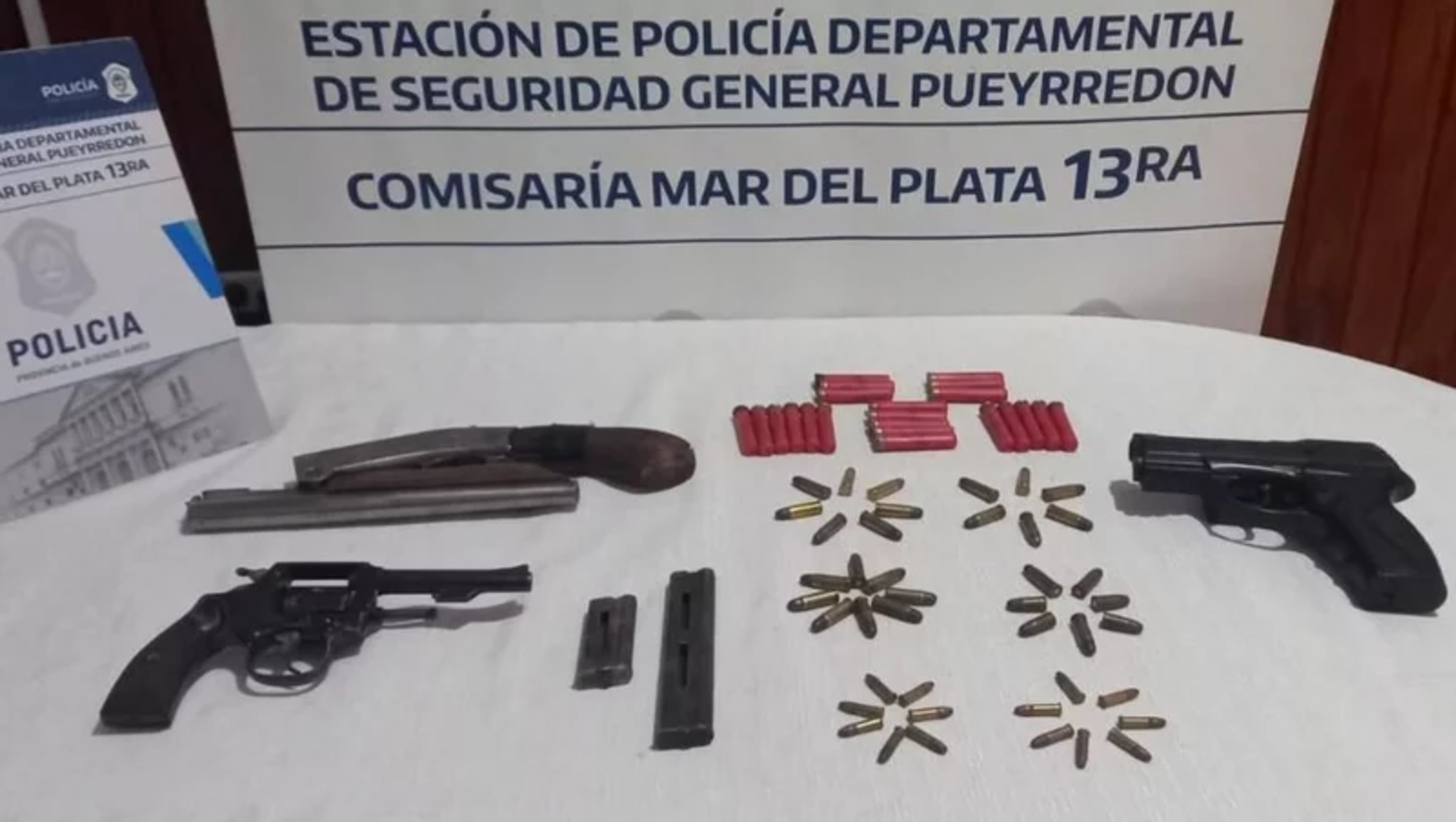 Las armas secuestradas en la casa del hombre que amenazó a una mujer.