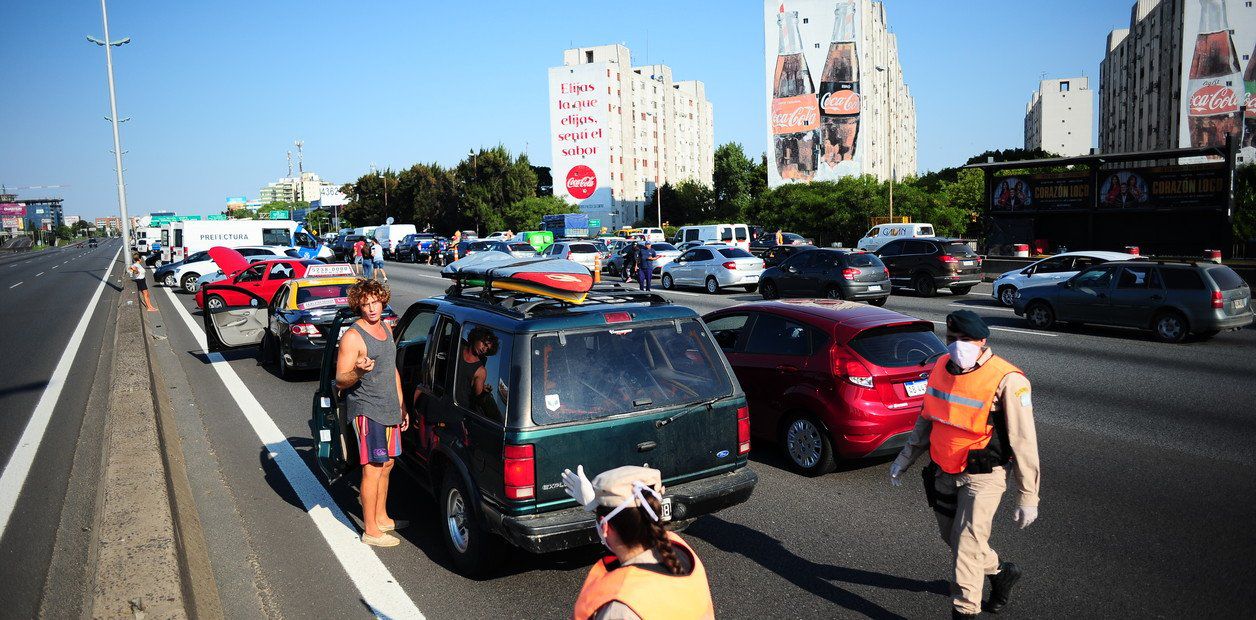 El surfer en plena Panamericana en el 2020.