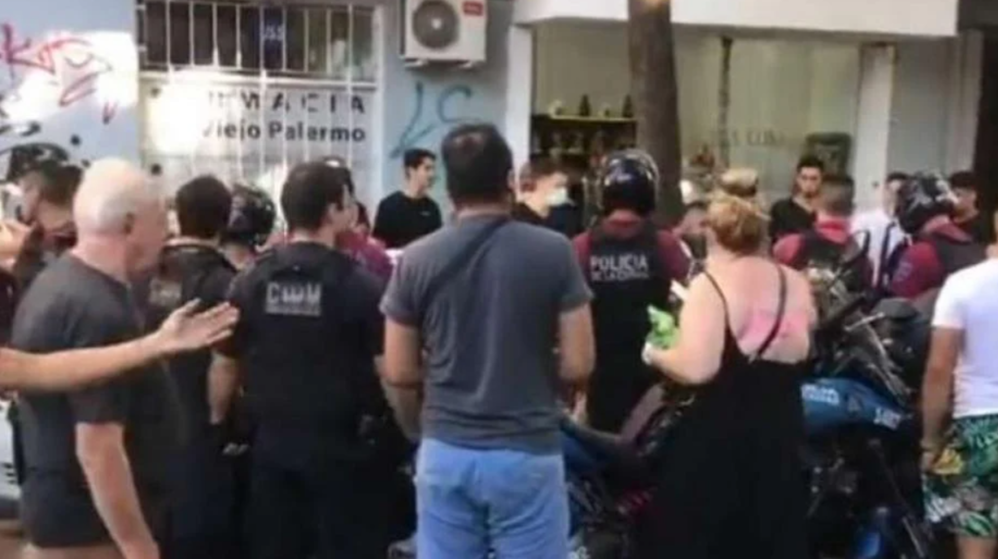 El tenso momento en que los seis jóvenes fueron detenidos en el barrio porteño de Palermo.     