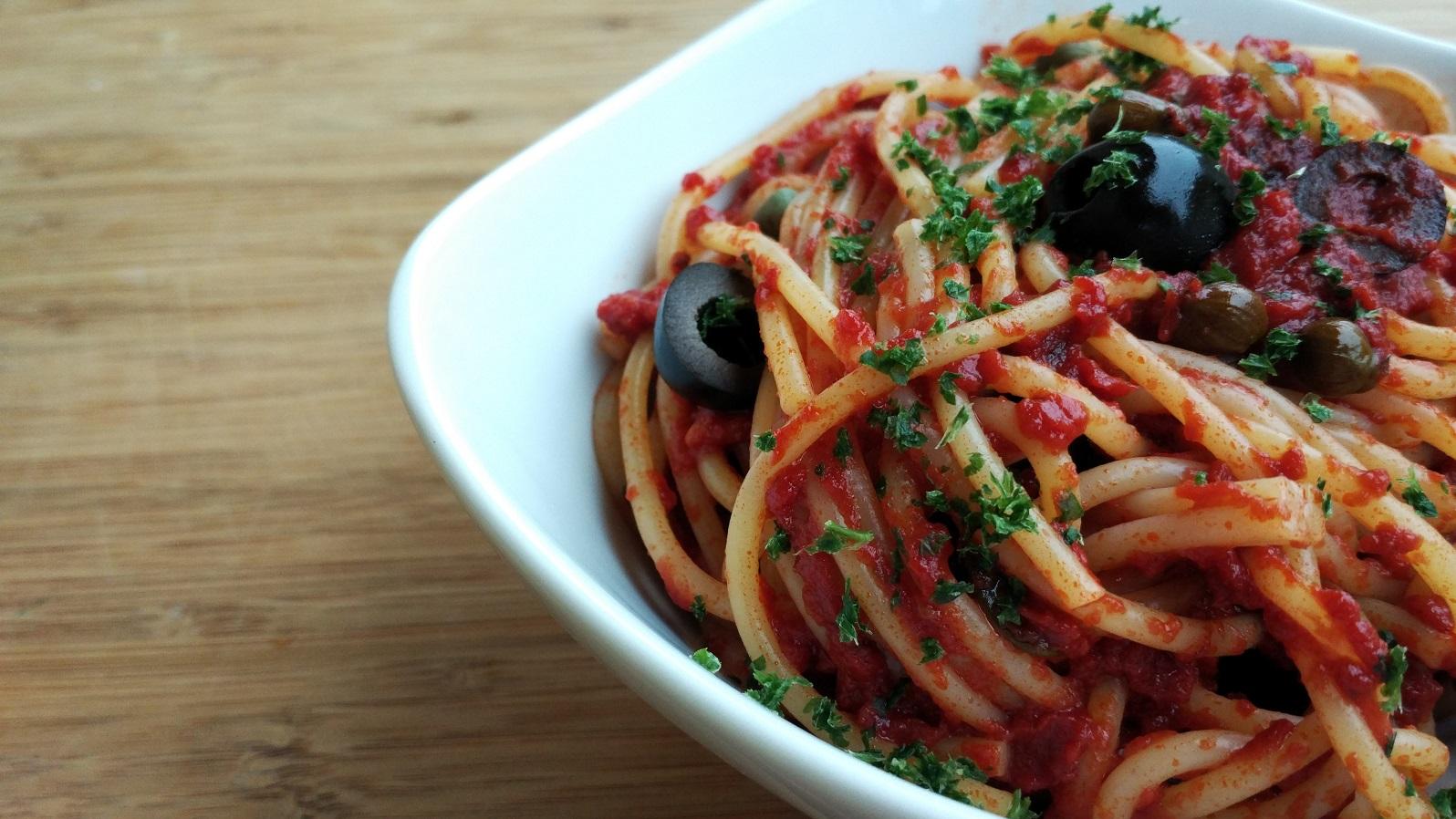 Los Spaghetti alla Puttanesca llevan tomates, anchoas, alcaparras y aceitunas, entre otros ingredientes (Imagen ilustrativa).