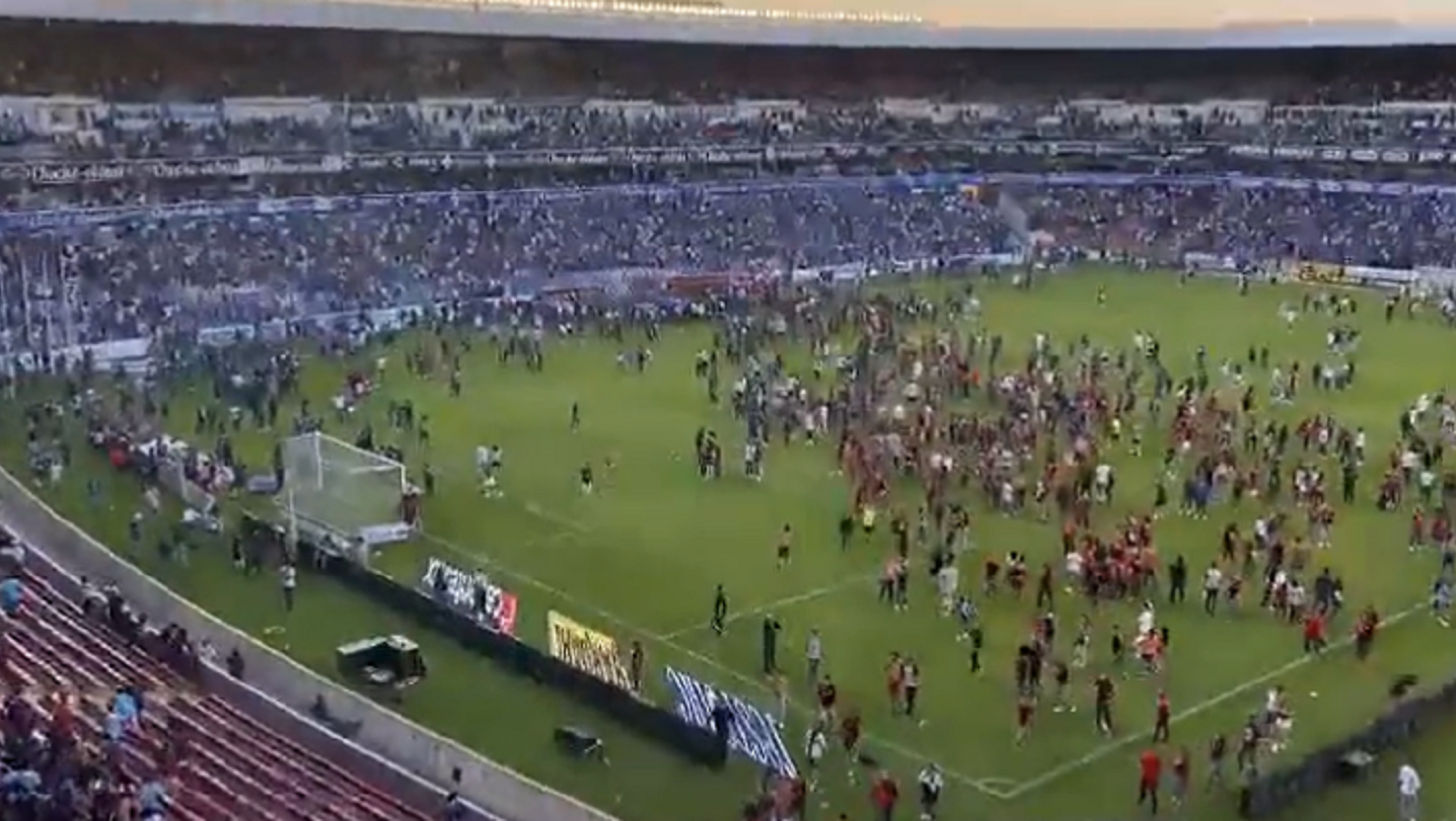 Una batalla campal de desató en el Estadio La Corregida durante el partido entre el Querétaro y el Atlas.