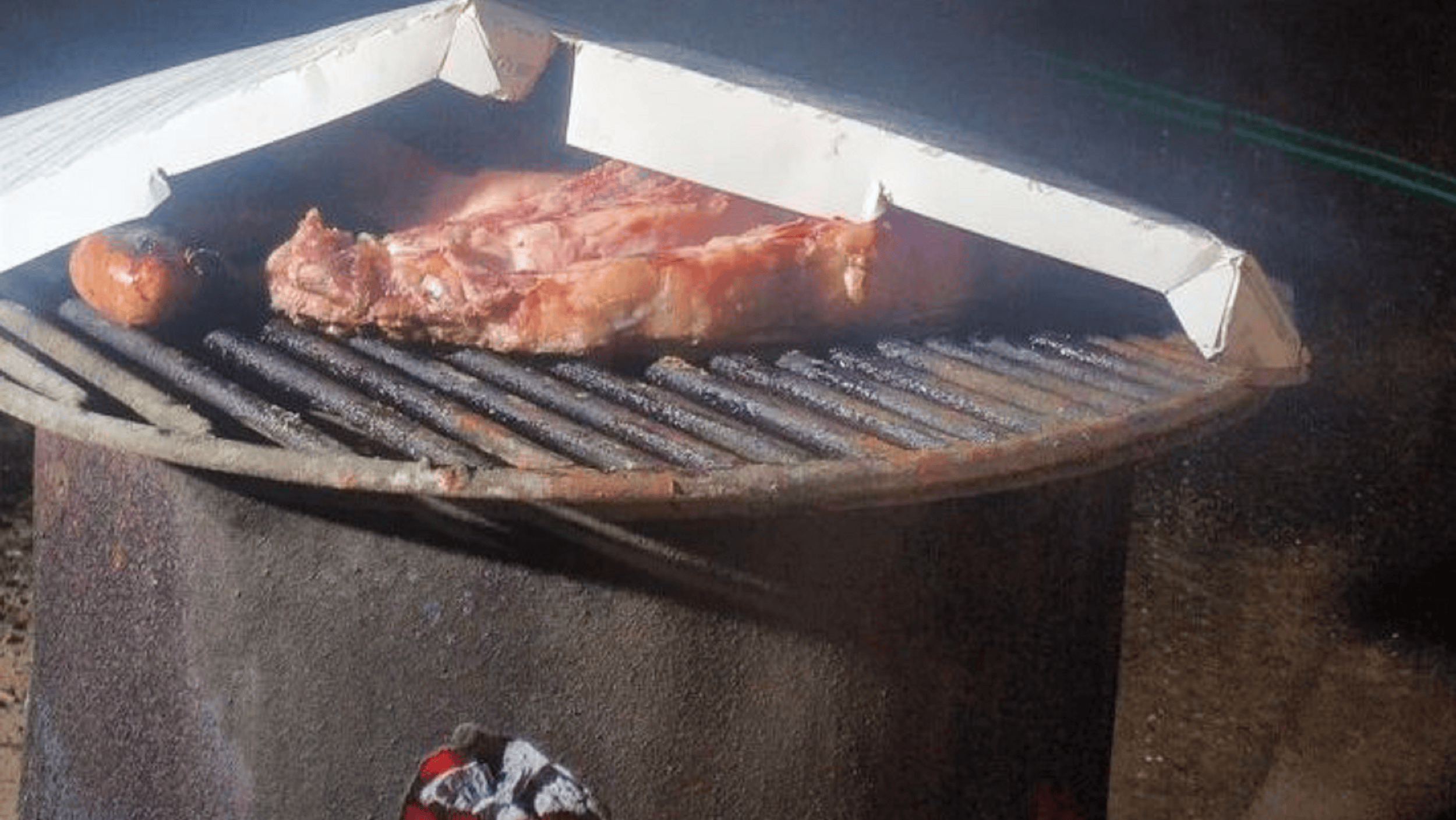 Un usuario de Twitter elogió a su hermano por lograr un buen asado a pesar de 