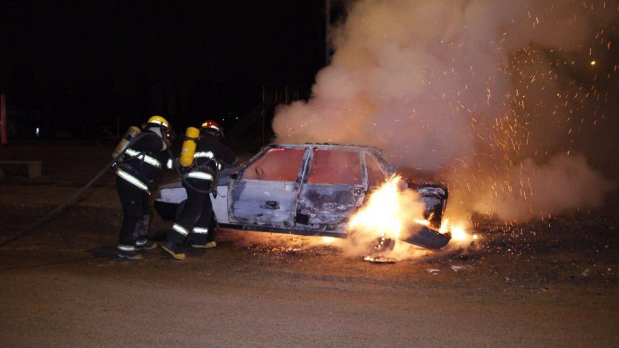 Los bomberos apagaron el incendio del vehículo y encontraron a una persona carbonizada en el interior.