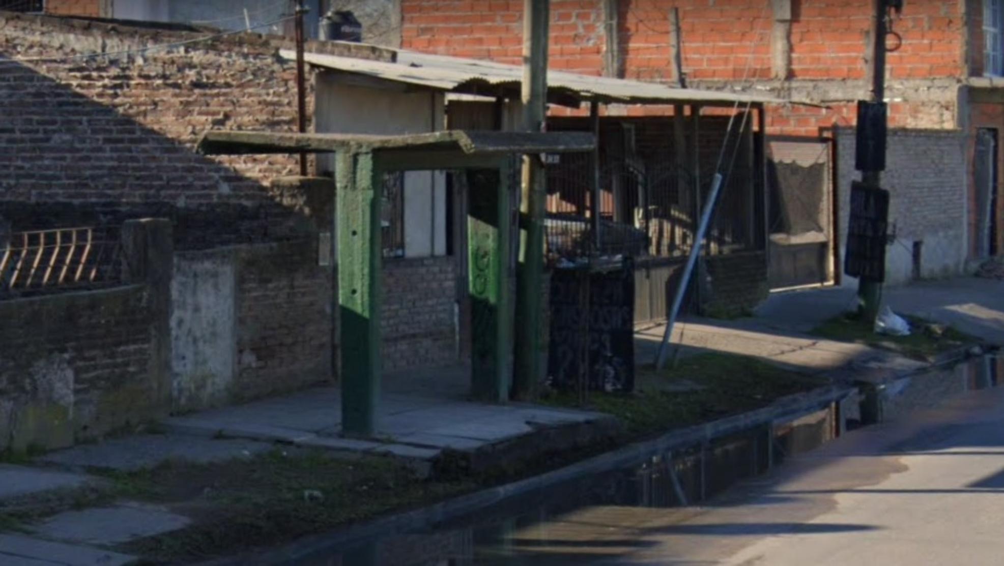 El suceso ocurrió en esta parada de colectivos, ubicada en el sur del Gran Buenos Aires.