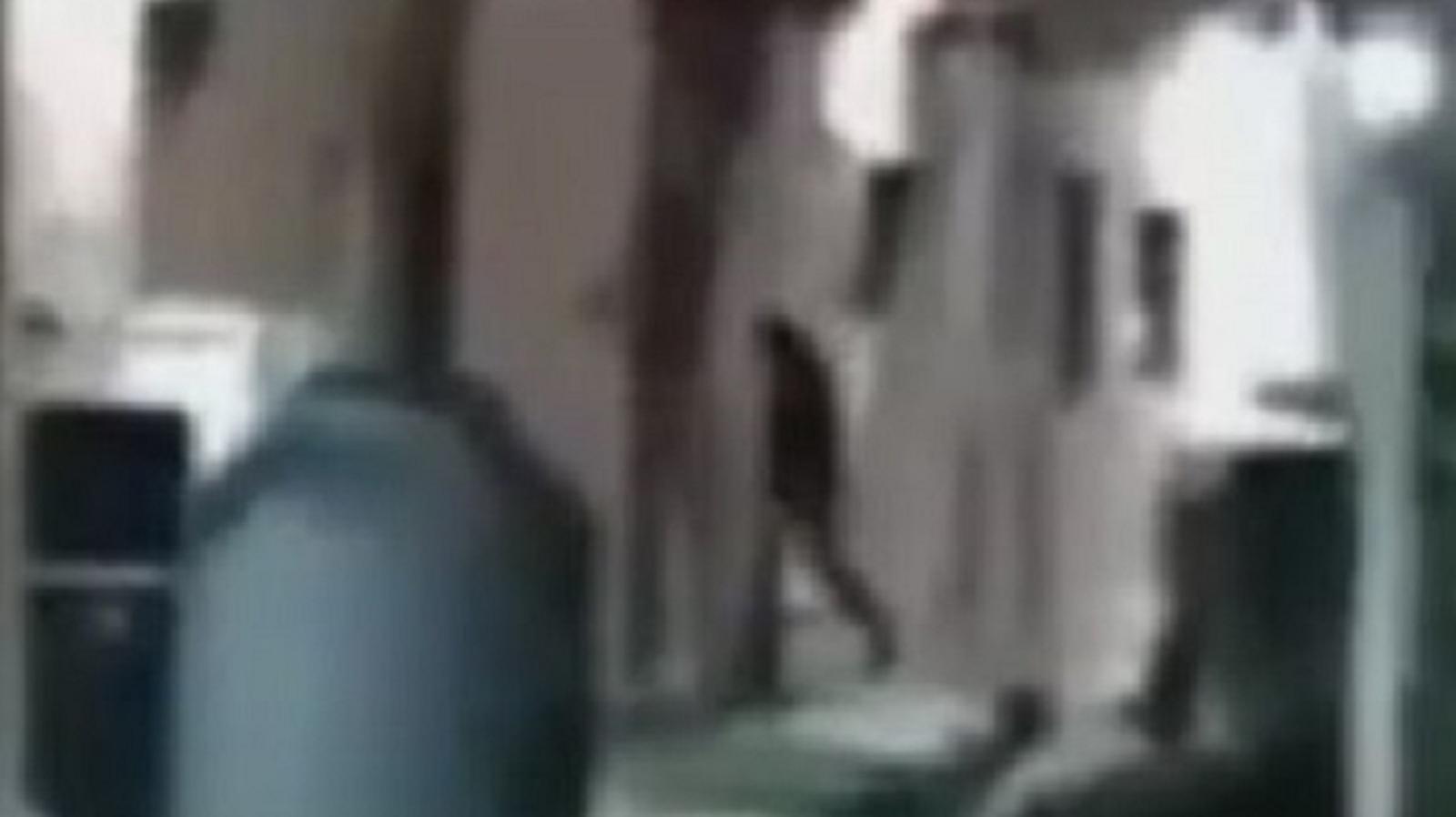 En el video, se ve la silueta de un hombre atravesando una pared del penal de Chimbas, en San Juan.