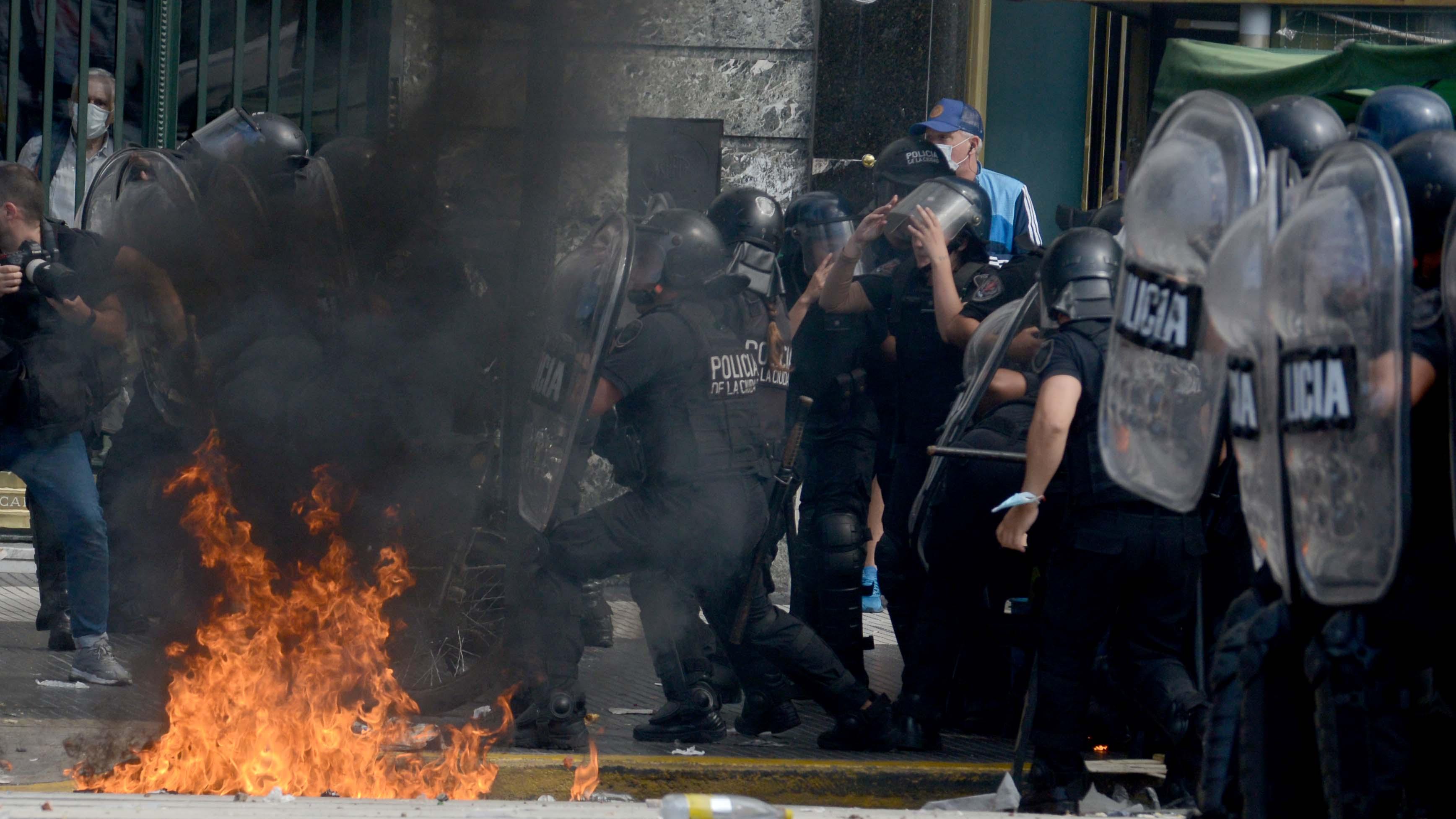 Acuerdo con el FMI: manifestantes atacaron a pedradas el Congreso de la Nación. (Hernán Nersesián/Crónica)