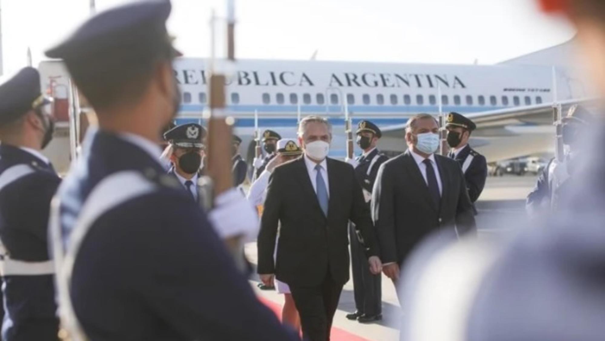 El primer mandatario argentino llegó junto a su comitiva al aeropuerto internacional Arturo Merino (Foto Presidencia).