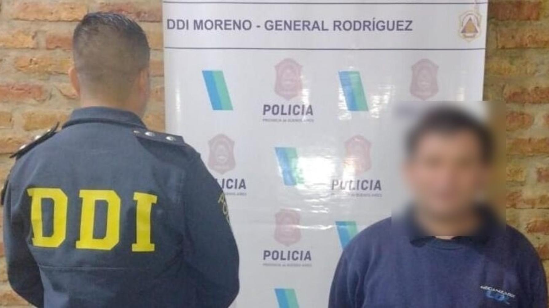 Este es el mayor de los hombres que fue detenido por los funcionarios policiales.